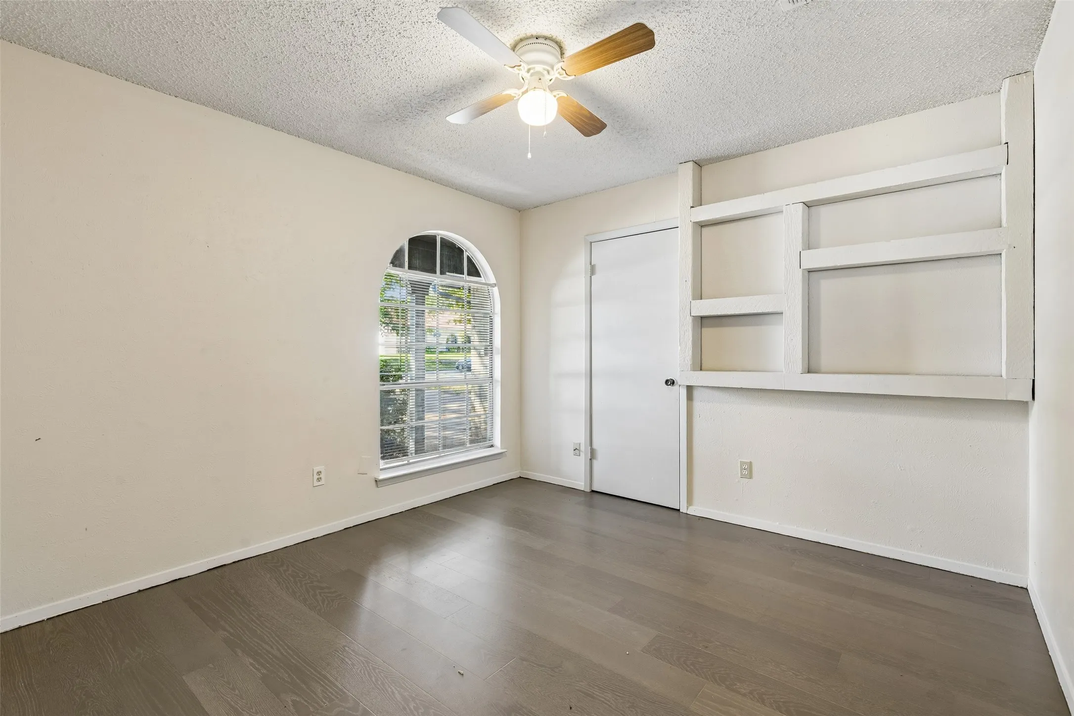 Single Family Residence For Sale in Tarrant County , 517 Sussex Drive, Arlington, Texas 76014, 3 Bedroom, 2 Bathroom, 2 Garage spaces, 1,489 Sqft, built in 1973, mls#21402180, Real Estate Agent in Arlington, Homes For Sale in Tarrant county, Homes For Sale in Arlington, Realtor in Arlington Texas, Real Estate Brokerage Independent Realty Texas, Luminita Cordes Realtor