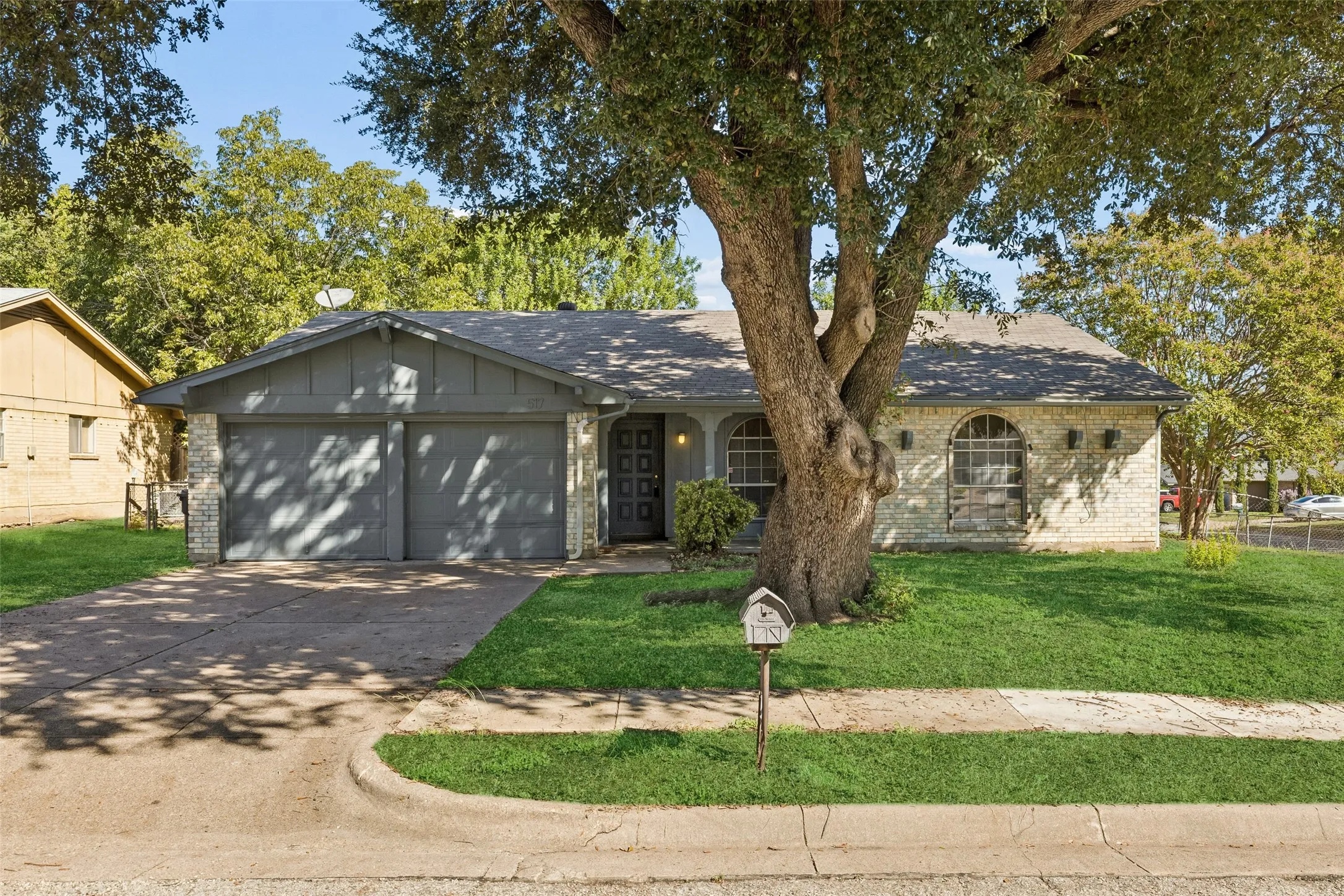 Single Family Residence For Sale in Tarrant County , 517 Sussex Drive, Arlington, Texas 76014, 3 Bedroom, 2 Bathroom, 2 Garage spaces, 1,489 Sqft, built in 1973, mls#21402180, Real Estate Agent in Arlington, Homes For Sale in Tarrant county, Homes For Sale in Arlington, Realtor in Arlington Texas, Real Estate Brokerage Independent Realty Texas, Luminita Cordes Realtor