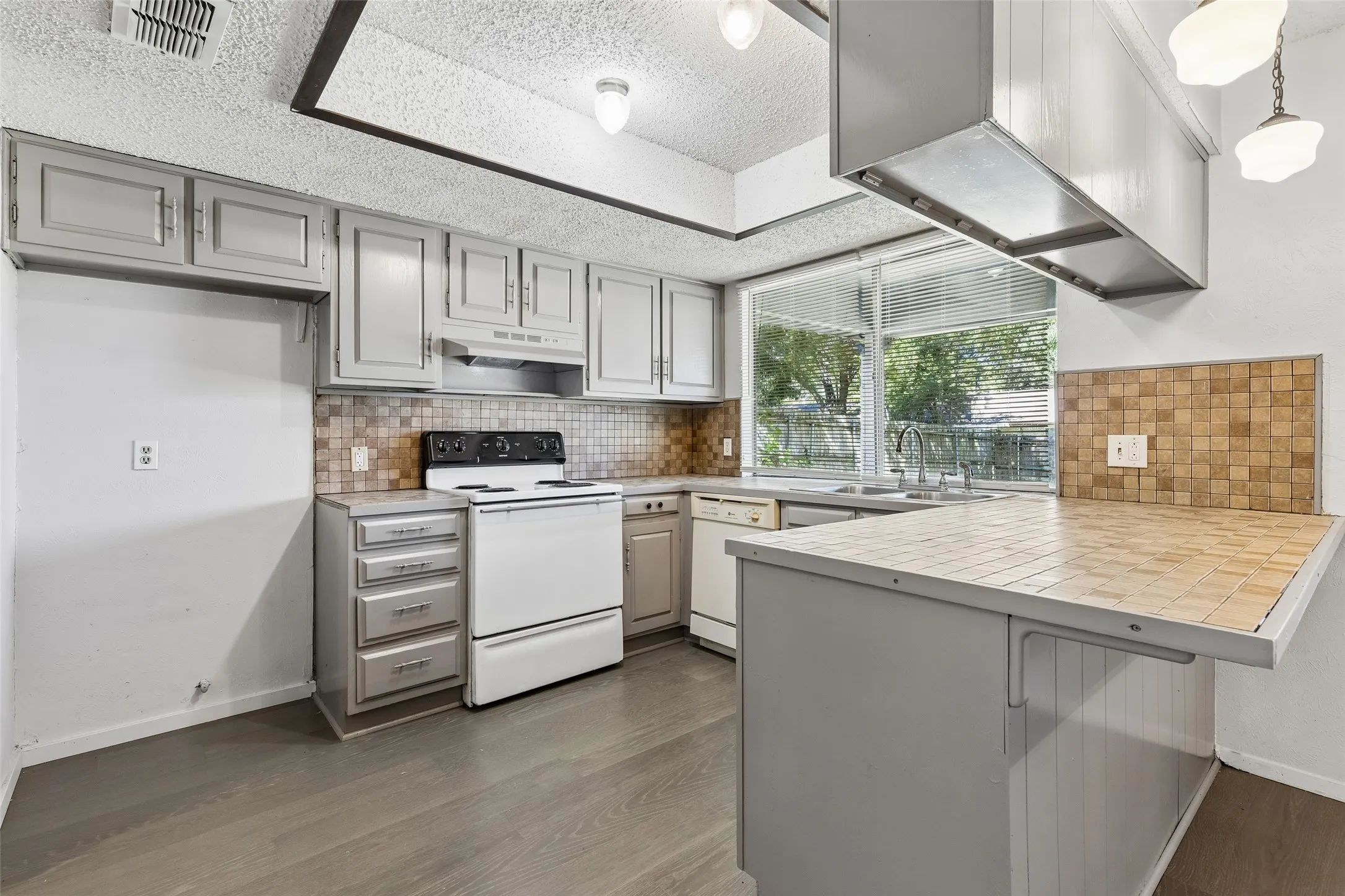Single Family Residence For Sale in Tarrant County , 517 Sussex Drive, Arlington, Texas 76014, 3 Bedroom, 2 Bathroom, 2 Garage spaces, 1,489 Sqft, built in 1973, mls#21402180, Real Estate Agent in Arlington, Homes For Sale in Tarrant county, Homes For Sale in Arlington, Realtor in Arlington Texas, Real Estate Brokerage Independent Realty Texas, Luminita Cordes Realtor