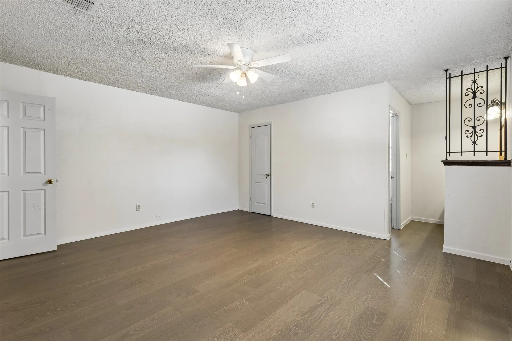 Single Family Residence For Sale in Tarrant County , 517 Sussex Drive, Arlington, Texas 76014, 3 Bedroom, 2 Bathroom, 2 Garage spaces, 1,489 Sqft, built in 1973, mls#21402180, Real Estate Agent in Arlington, Homes For Sale in Tarrant county, Homes For Sale in Arlington, Realtor in Arlington Texas, Real Estate Brokerage Independent Realty Texas, Luminita Cordes Realtor