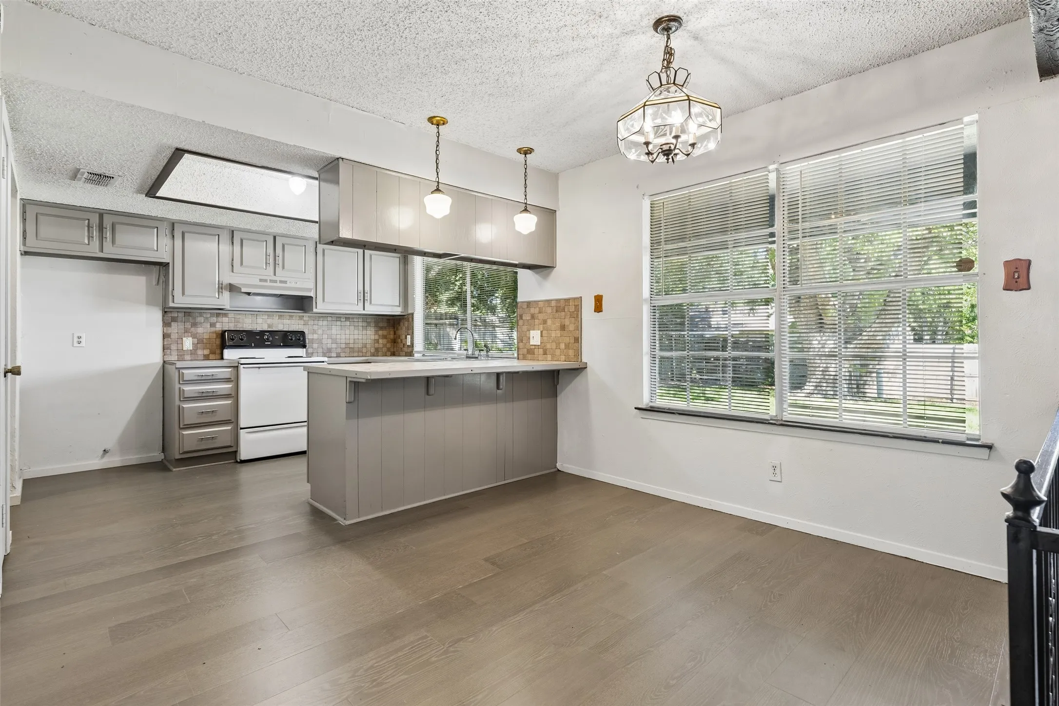 Single Family Residence For Sale in Tarrant County , 517 Sussex Drive, Arlington, Texas 76014, 3 Bedroom, 2 Bathroom, 2 Garage spaces, 1,489 Sqft, built in 1973, mls#21402180, Real Estate Agent in Arlington, Homes For Sale in Tarrant county, Homes For Sale in Arlington, Realtor in Arlington Texas, Real Estate Brokerage Independent Realty Texas, Luminita Cordes Realtor