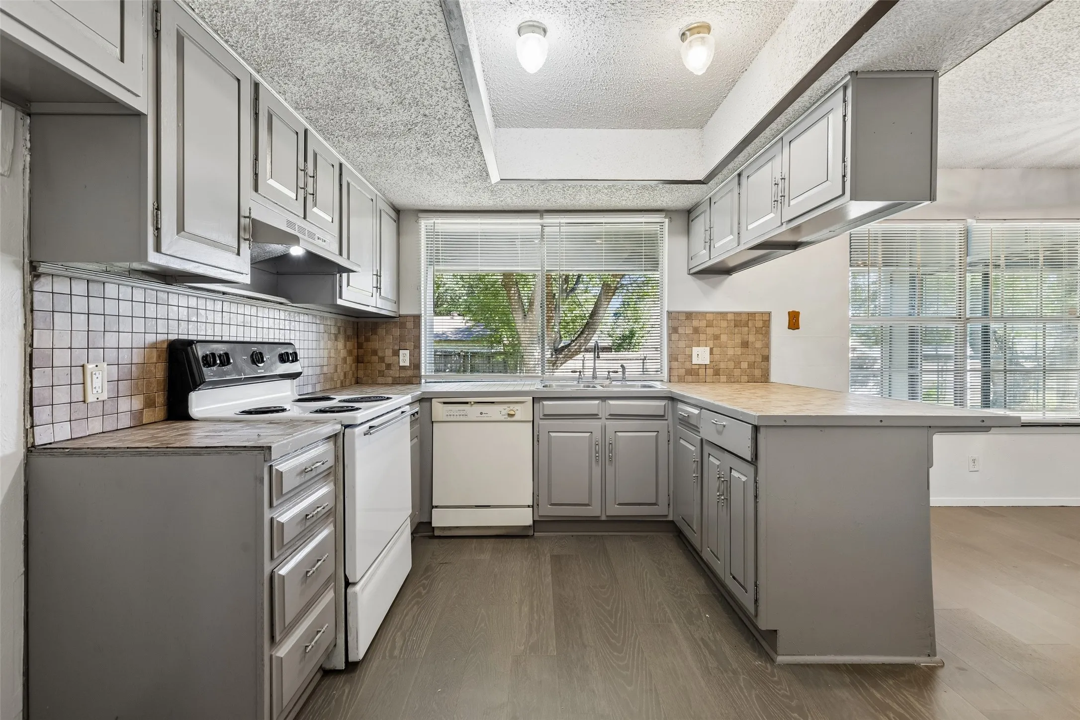 Single Family Residence For Sale in Tarrant County , 517 Sussex Drive, Arlington, Texas 76014, 3 Bedroom, 2 Bathroom, 2 Garage spaces, 1,489 Sqft, built in 1973, mls#21402180, Real Estate Agent in Arlington, Homes For Sale in Tarrant county, Homes For Sale in Arlington, Realtor in Arlington Texas, Real Estate Brokerage Independent Realty Texas, Luminita Cordes Realtor