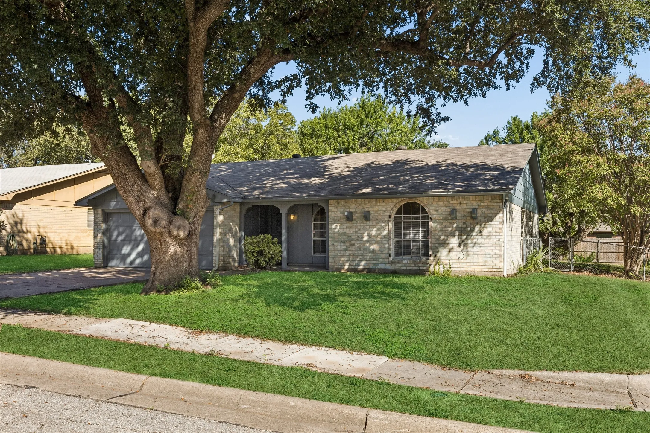 Single Family Residence For Sale in Tarrant County , 517 Sussex Drive, Arlington, Texas 76014, 3 Bedroom, 2 Bathroom, 2 Garage spaces, 1,489 Sqft, built in 1973, mls#21402180, Real Estate Agent in Arlington, Homes For Sale in Tarrant county, Homes For Sale in Arlington, Realtor in Arlington Texas, Real Estate Brokerage Independent Realty Texas, Luminita Cordes Realtor