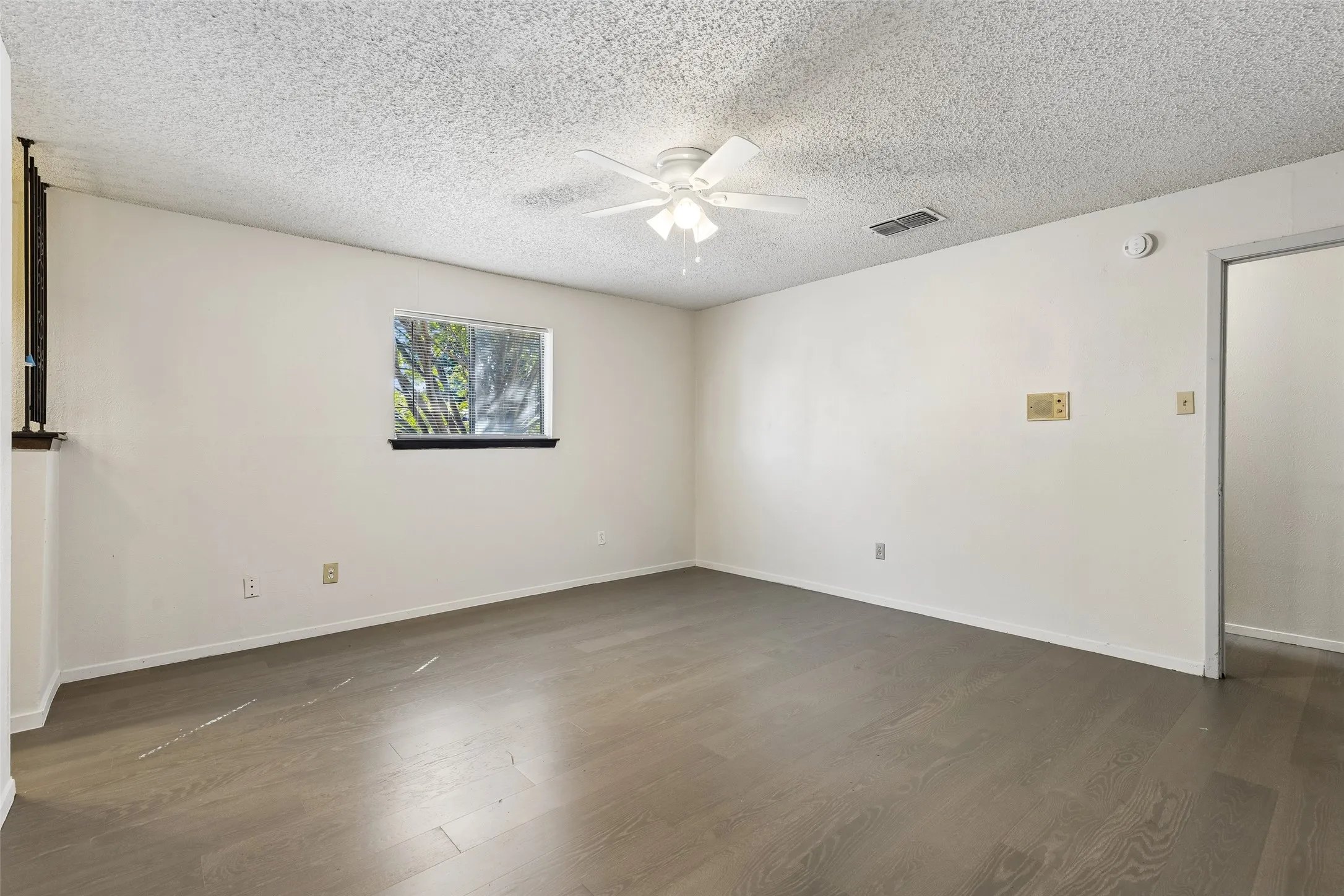 Single Family Residence For Sale in Tarrant County , 517 Sussex Drive, Arlington, Texas 76014, 3 Bedroom, 2 Bathroom, 2 Garage spaces, 1,489 Sqft, built in 1973, mls#21402180, Real Estate Agent in Arlington, Homes For Sale in Tarrant county, Homes For Sale in Arlington, Realtor in Arlington Texas, Real Estate Brokerage Independent Realty Texas, Luminita Cordes Realtor