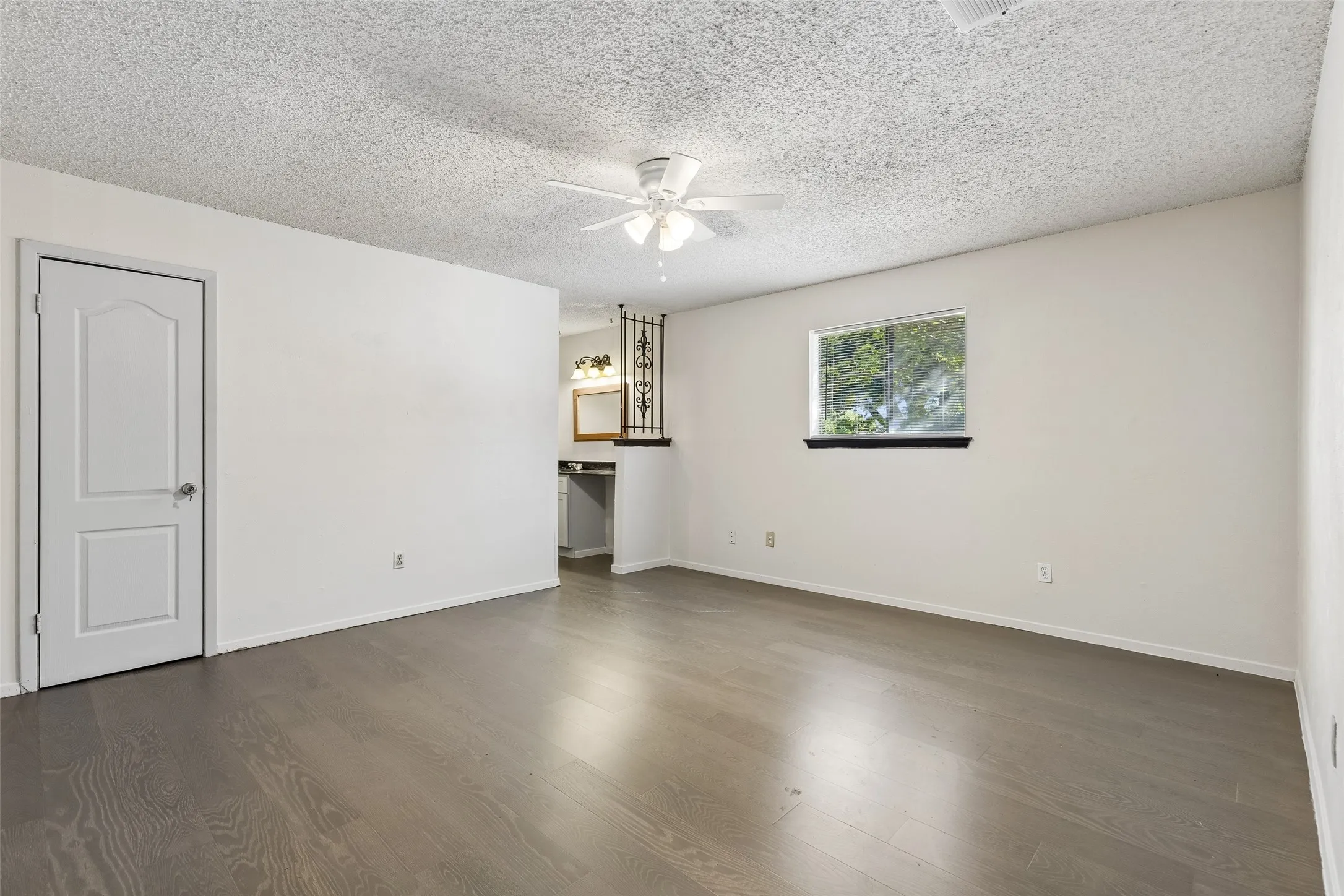 Single Family Residence For Sale in Tarrant County , 517 Sussex Drive, Arlington, Texas 76014, 3 Bedroom, 2 Bathroom, 2 Garage spaces, 1,489 Sqft, built in 1973, mls#21402180, Real Estate Agent in Arlington, Homes For Sale in Tarrant county, Homes For Sale in Arlington, Realtor in Arlington Texas, Real Estate Brokerage Independent Realty Texas, Luminita Cordes Realtor