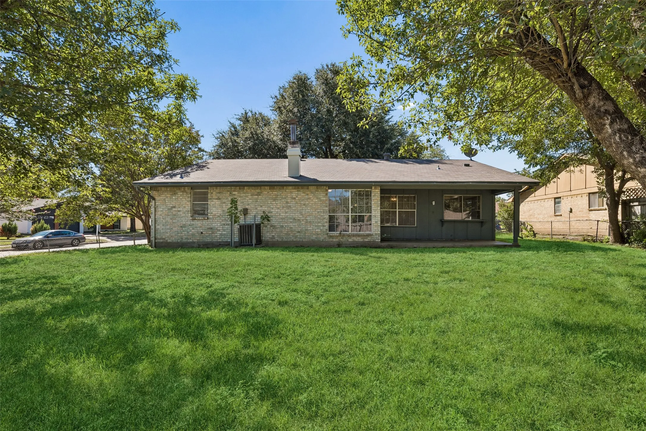 Single Family Residence For Sale in Tarrant County , 517 Sussex Drive, Arlington, Texas 76014, 3 Bedroom, 2 Bathroom, 2 Garage spaces, 1,489 Sqft, built in 1973, mls#21402180, Real Estate Agent in Arlington, Homes For Sale in Tarrant county, Homes For Sale in Arlington, Realtor in Arlington Texas, Real Estate Brokerage Independent Realty Texas, Luminita Cordes Realtor