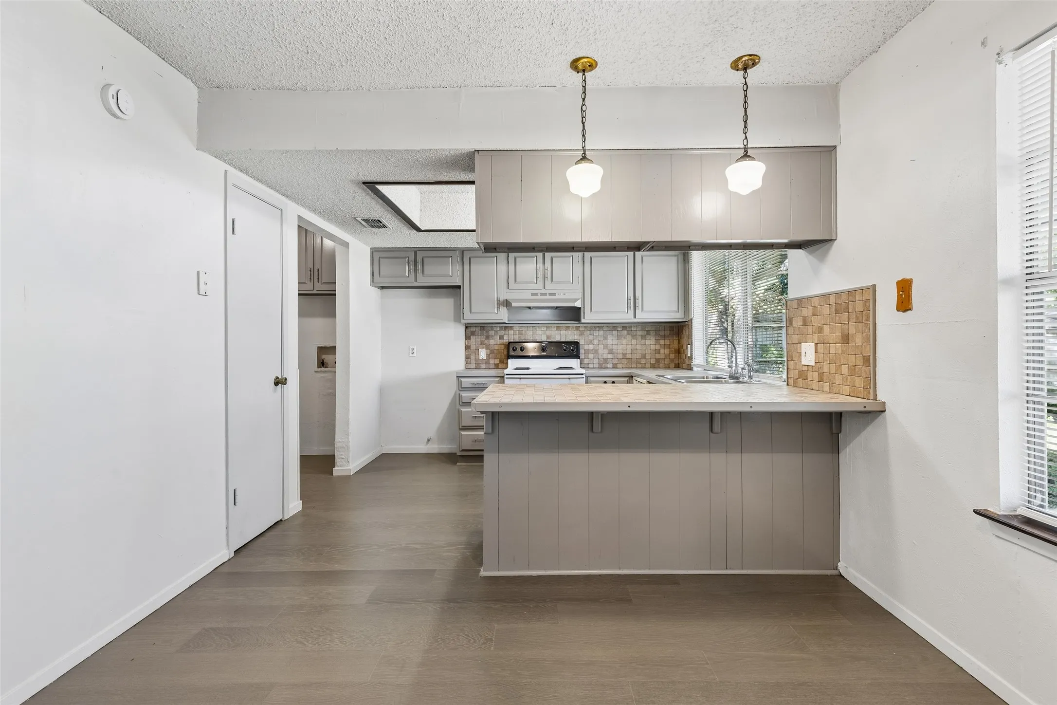 Single Family Residence For Sale in Tarrant County , 517 Sussex Drive, Arlington, Texas 76014, 3 Bedroom, 2 Bathroom, 2 Garage spaces, 1,489 Sqft, built in 1973, mls#21402180, Real Estate Agent in Arlington, Homes For Sale in Tarrant county, Homes For Sale in Arlington, Realtor in Arlington Texas, Real Estate Brokerage Independent Realty Texas, Luminita Cordes Realtor