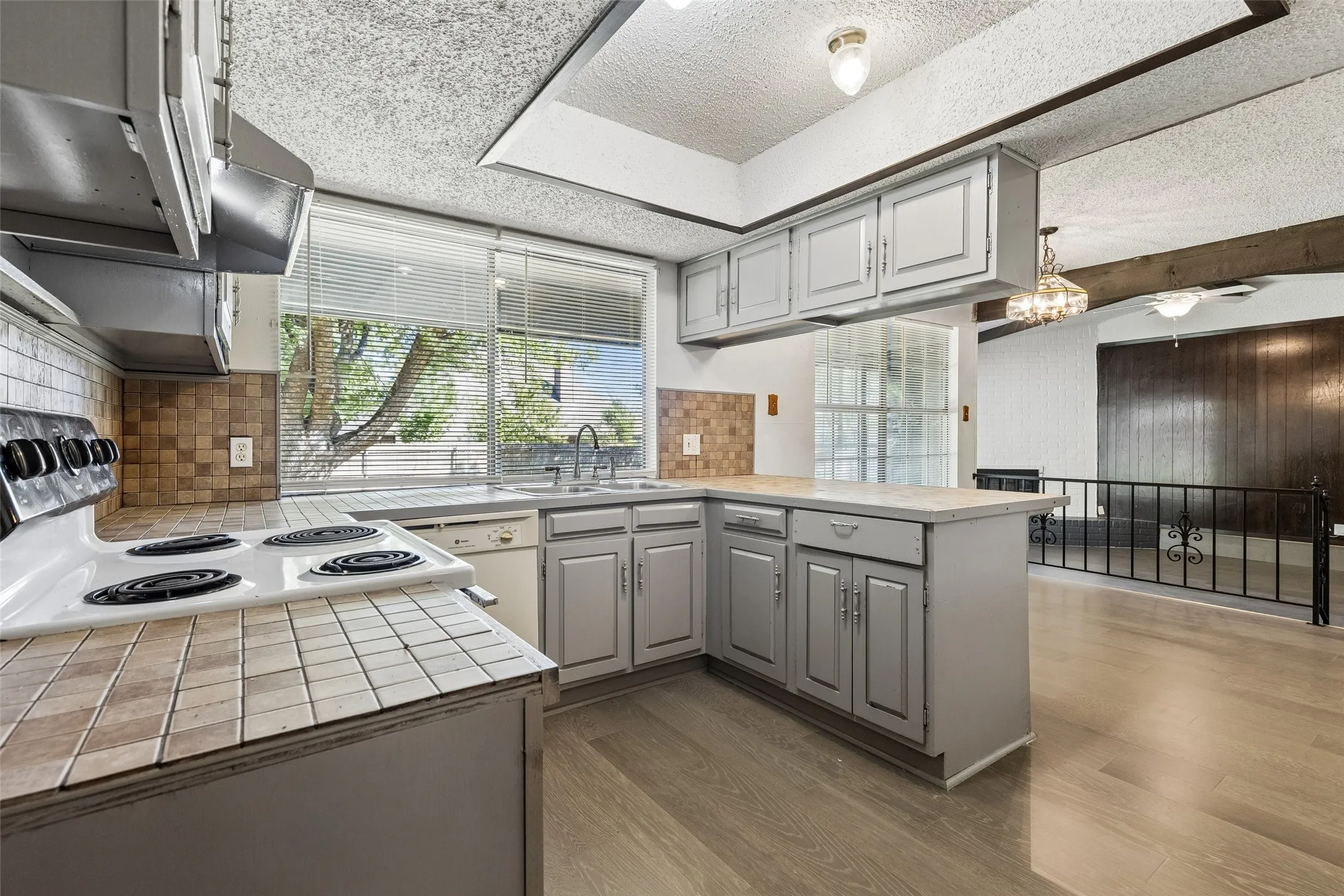 Single Family Residence For Sale in Tarrant County , 517 Sussex Drive, Arlington, Texas 76014, 3 Bedroom, 2 Bathroom, 2 Garage spaces, 1,489 Sqft, built in 1973, mls#21402180, Real Estate Agent in Arlington, Homes For Sale in Tarrant county, Homes For Sale in Arlington, Realtor in Arlington Texas, Real Estate Brokerage Independent Realty Texas, Luminita Cordes Realtor