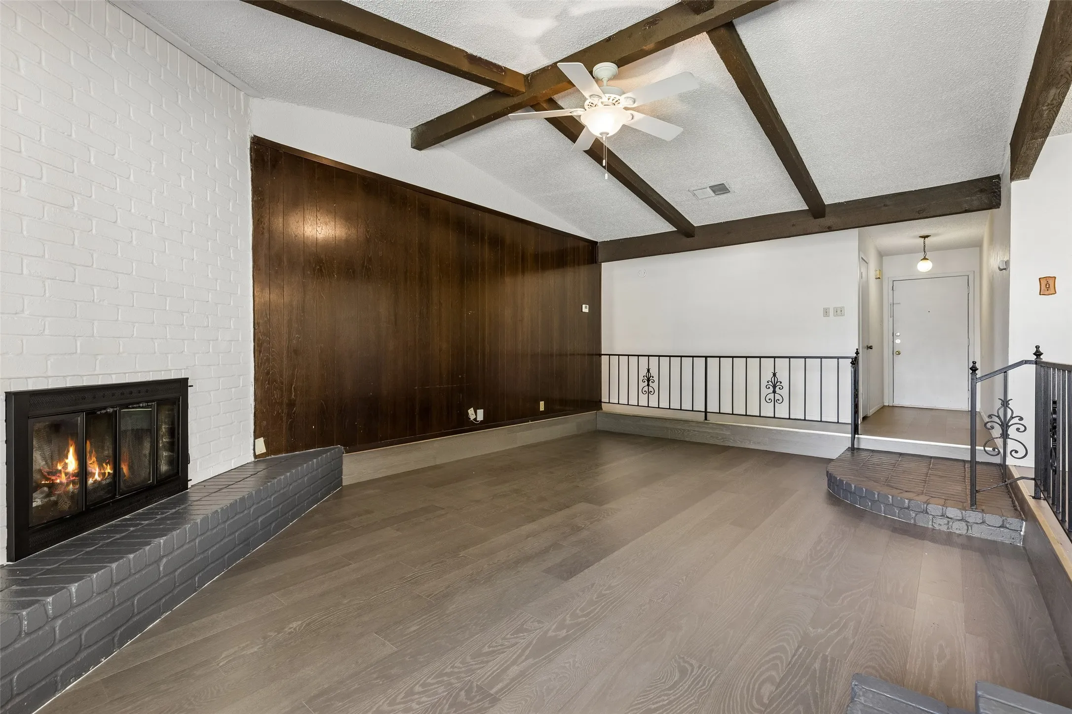 Single Family Residence For Sale in Tarrant County , 517 Sussex Drive, Arlington, Texas 76014, 3 Bedroom, 2 Bathroom, 2 Garage spaces, 1,489 Sqft, built in 1973, mls#21402180, Real Estate Agent in Arlington, Homes For Sale in Tarrant county, Homes For Sale in Arlington, Realtor in Arlington Texas, Real Estate Brokerage Independent Realty Texas, Luminita Cordes Realtor