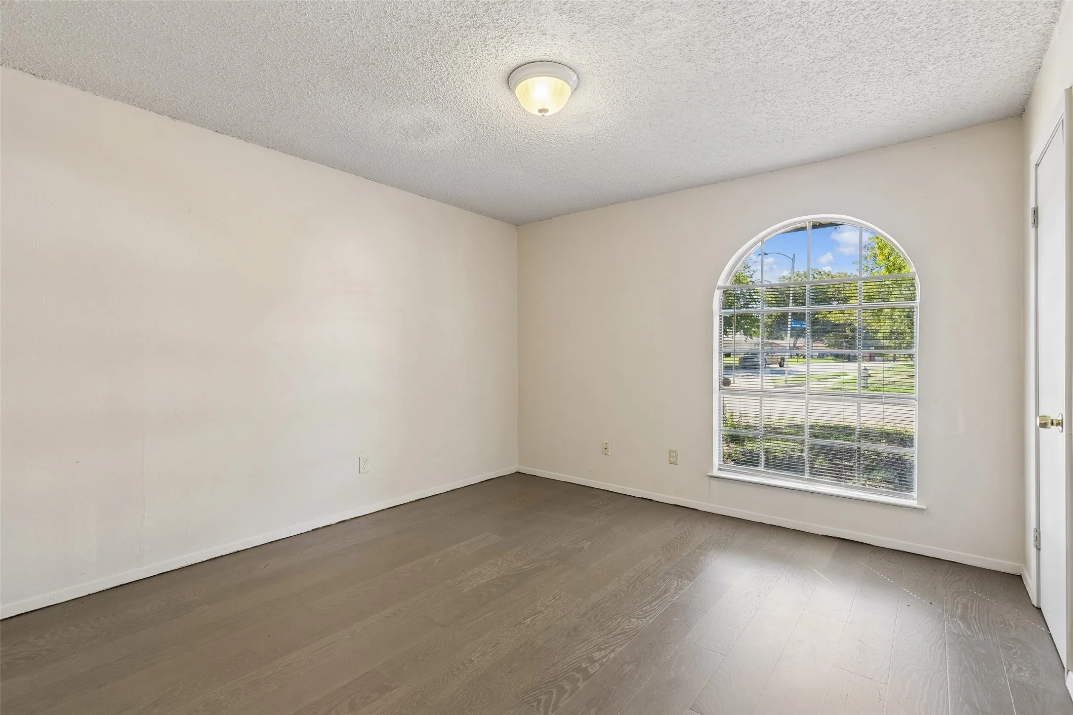 Single Family Residence For Sale in Tarrant County , 517 Sussex Drive, Arlington, Texas 76014, 3 Bedroom, 2 Bathroom, 2 Garage spaces, 1,489 Sqft, built in 1973, mls#21402180, Real Estate Agent in Arlington, Homes For Sale in Tarrant county, Homes For Sale in Arlington, Realtor in Arlington Texas, Real Estate Brokerage Independent Realty Texas, Luminita Cordes Realtor