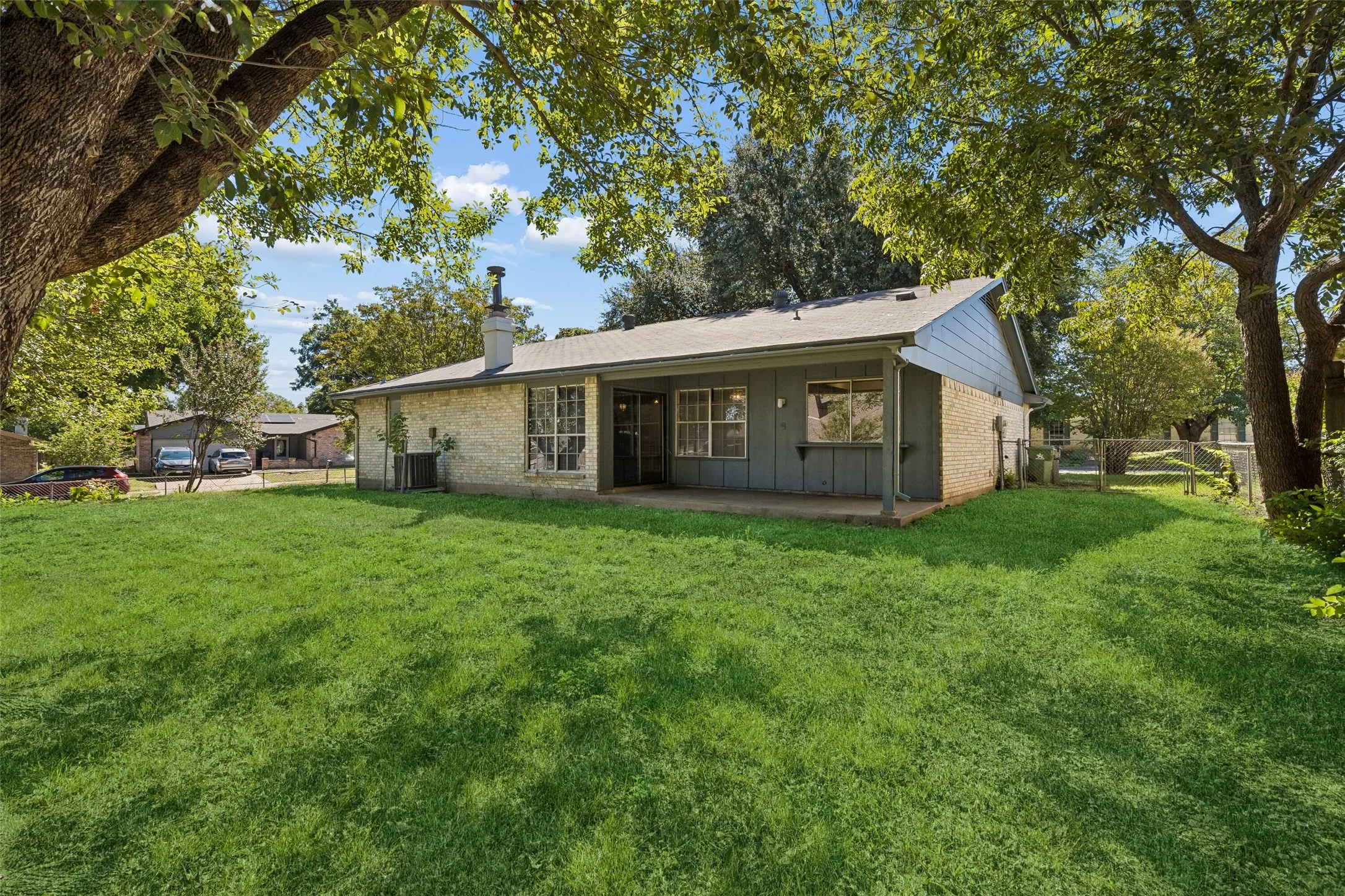 Single Family Residence For Sale in Tarrant County , 517 Sussex Drive, Arlington, Texas 76014, 3 Bedroom, 2 Bathroom, 2 Garage spaces, 1,489 Sqft, built in 1973, mls#21402180, Real Estate Agent in Arlington, Homes For Sale in Tarrant county, Homes For Sale in Arlington, Realtor in Arlington Texas, Real Estate Brokerage Independent Realty Texas, Luminita Cordes Realtor