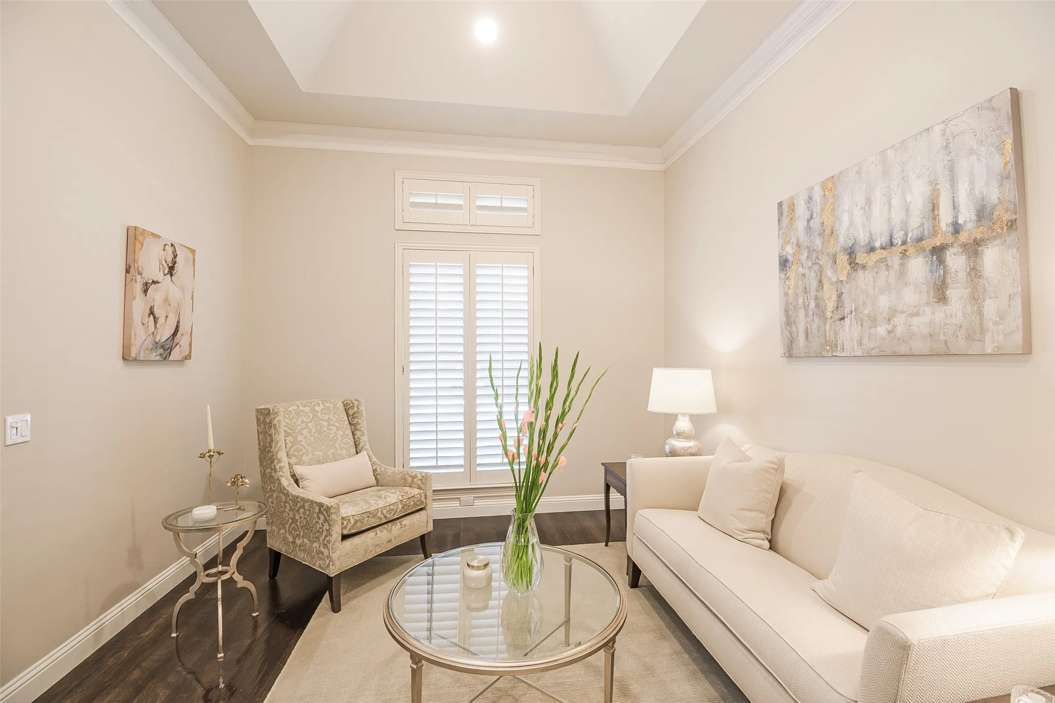 Tray ceiling with crown molding, plantation shutters, wood-finish flooring, and recessed lighting