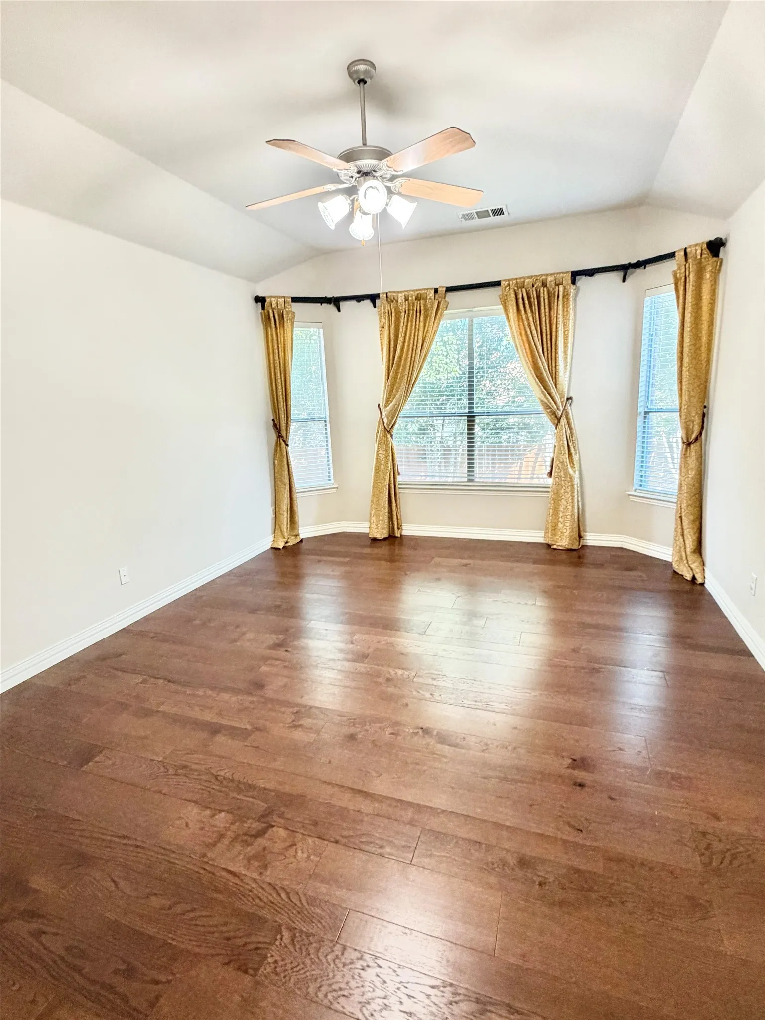 Single Family Residence For Sale in Tarrant County , 205 Edenderry Drive, Keller, Texas 76248, 4 Bedroom, 4 Bathroom, 2 Garage spaces, 3,734 Sqft, built in 2006, mls#21405067, Real Estate Agent in Keller, Homes For Sale in Tarrant county, Homes For Sale in Keller, Realtor in Keller Texas, Real Estate Brokerage Independent Realty Texas, Luminita Cordes Realtor