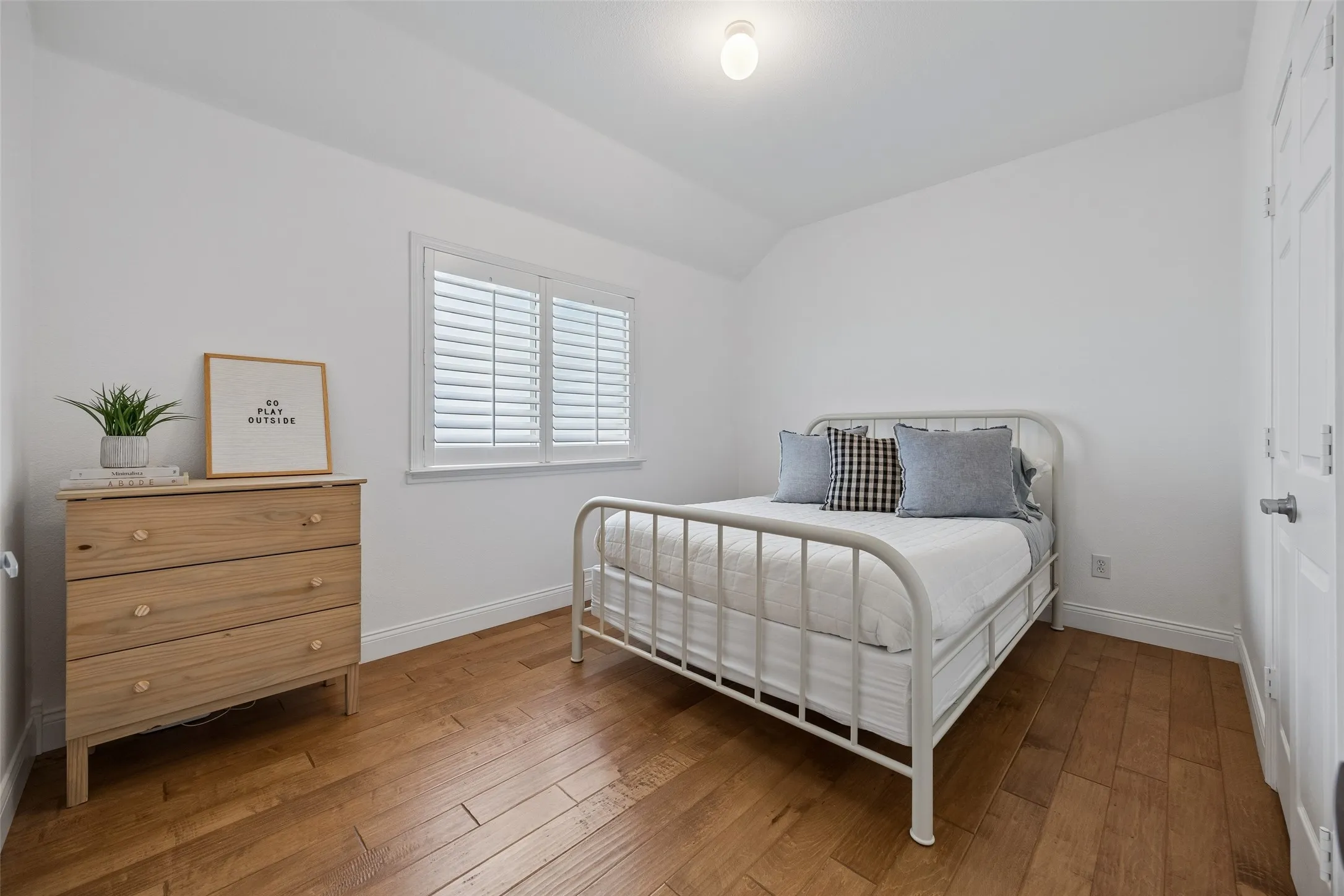 Bright secondary bedroom with flexible space for family, guests or a home office.