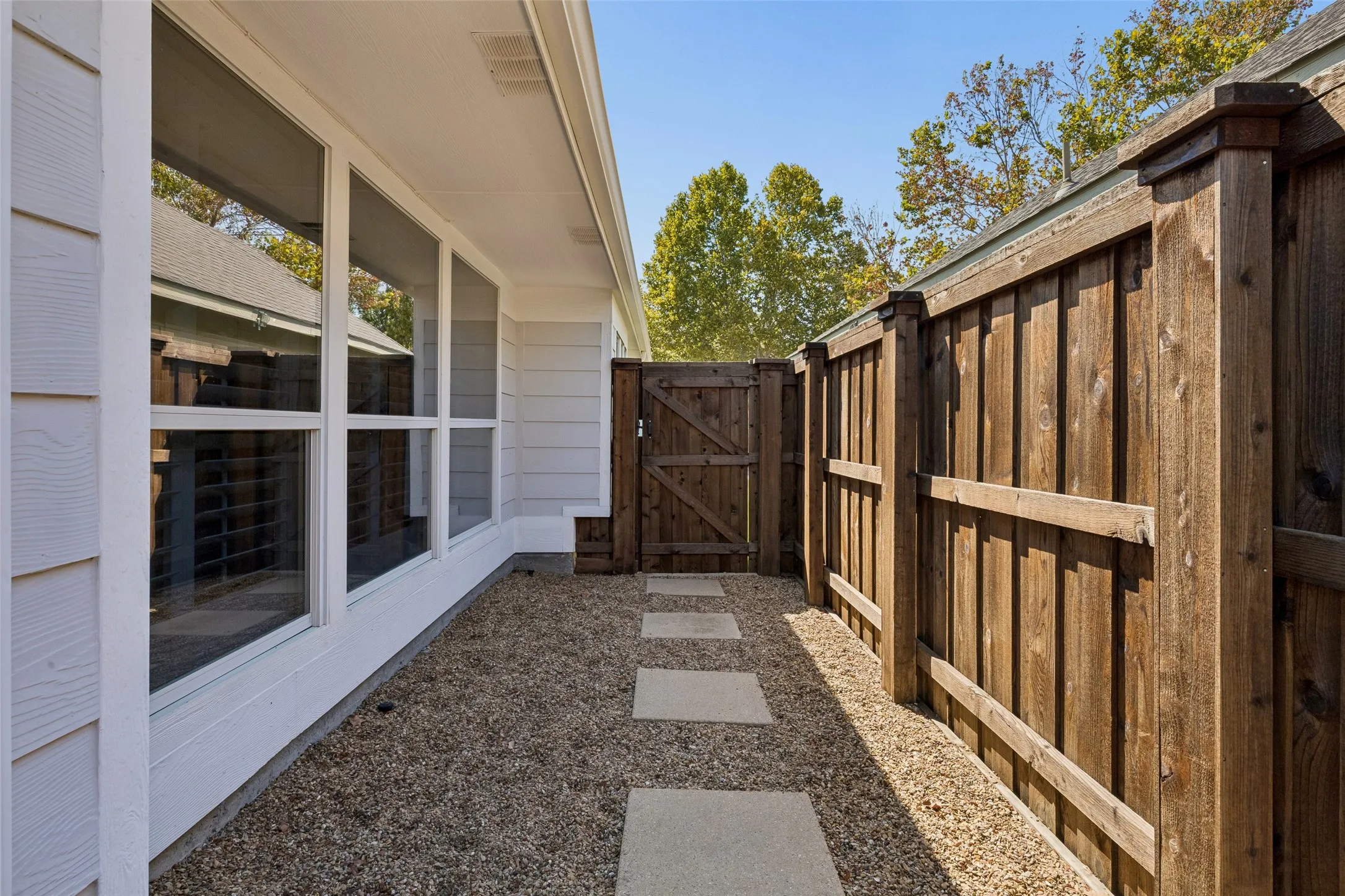 Single Family Residence For Sale in Collin County , 9828 Meadow Rue Drive, Mc Kinney, Texas 75072, 3 Bedroom, 2 Bathroom, 2 Garage spaces, 1,735 Sqft, built in 2005, mls#21398869, Real Estate Agent in Mc Kinney, Homes For Sale in Collin county, Homes For Sale in Mc Kinney, Realtor in Mc Kinney Texas, Real Estate Brokerage Independent Realty Texas, Luminita Cordes Realtor
