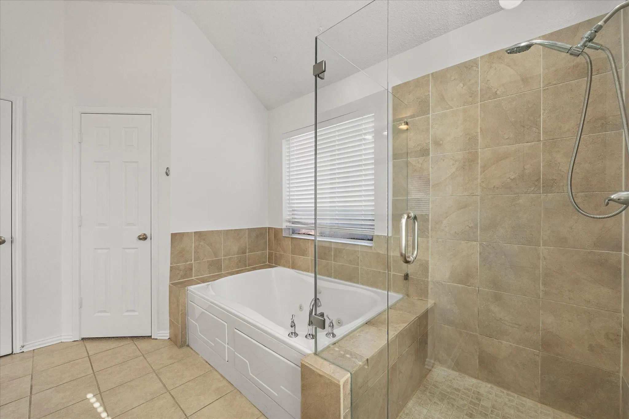 Single Family Residence For Sale in Rockwall County , 280 Beech Drive, Rockwall, Texas 75032, 3 Bedroom, 2 Bathroom, 2 Garage spaces, 1,900 Sqft, built in 2002, mls#21404129, Real Estate Agent in Rockwall, Homes For Sale in Rockwall county, Homes For Sale in Rockwall, Realtor in Rockwall Texas, Real Estate Brokerage Independent Realty Texas, Luminita Cordes Realtor