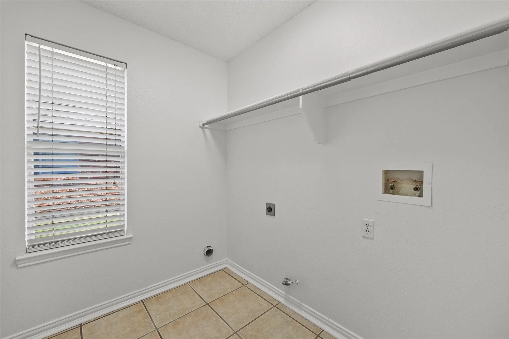 Single Family Residence For Sale in Rockwall County , 280 Beech Drive, Rockwall, Texas 75032, 3 Bedroom, 2 Bathroom, 2 Garage spaces, 1,900 Sqft, built in 2002, mls#21404129, Real Estate Agent in Rockwall, Homes For Sale in Rockwall county, Homes For Sale in Rockwall, Realtor in Rockwall Texas, Real Estate Brokerage Independent Realty Texas, Luminita Cordes Realtor