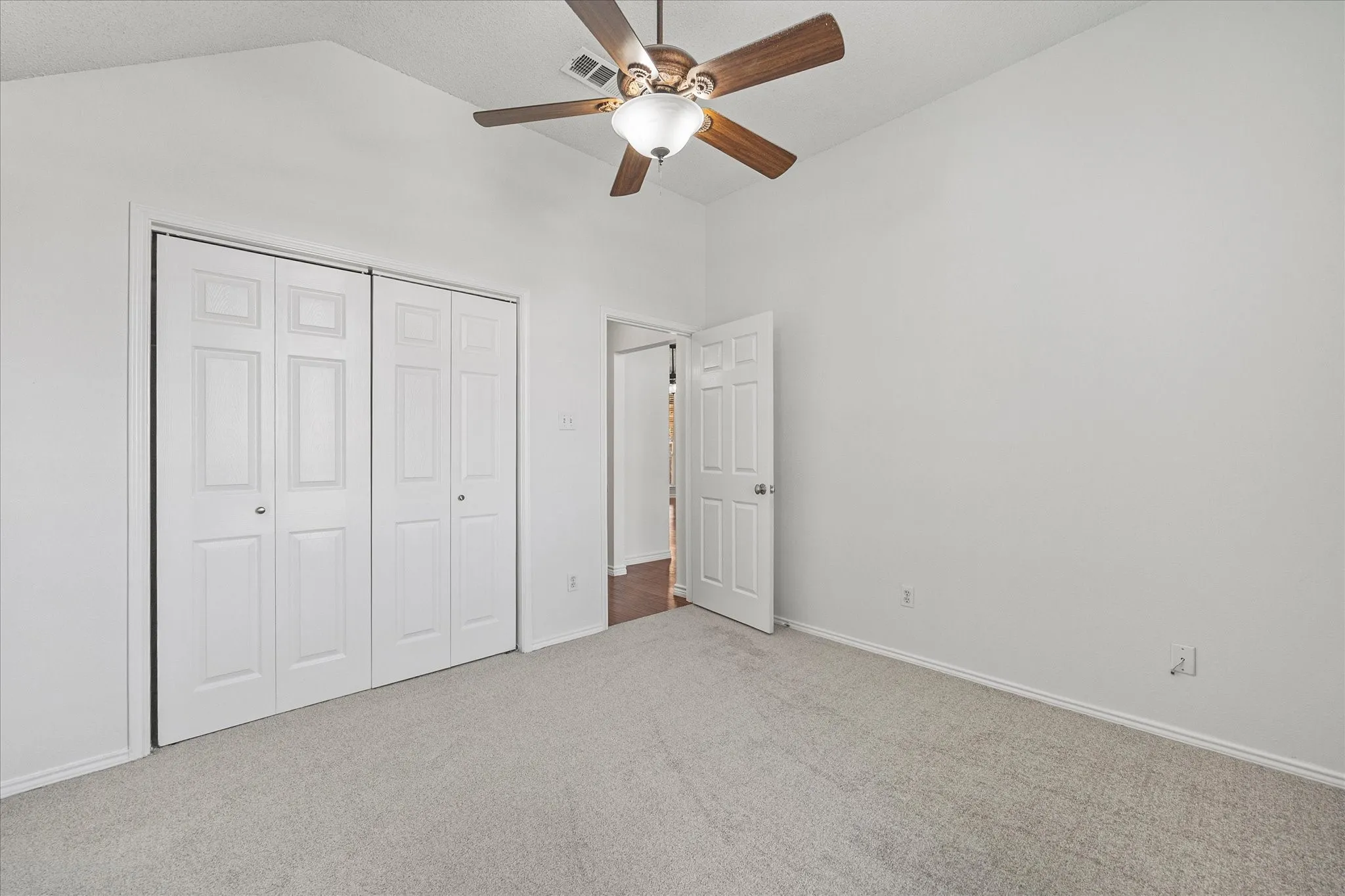 Single Family Residence For Sale in Rockwall County , 280 Beech Drive, Rockwall, Texas 75032, 3 Bedroom, 2 Bathroom, 2 Garage spaces, 1,900 Sqft, built in 2002, mls#21404129, Real Estate Agent in Rockwall, Homes For Sale in Rockwall county, Homes For Sale in Rockwall, Realtor in Rockwall Texas, Real Estate Brokerage Independent Realty Texas, Luminita Cordes Realtor