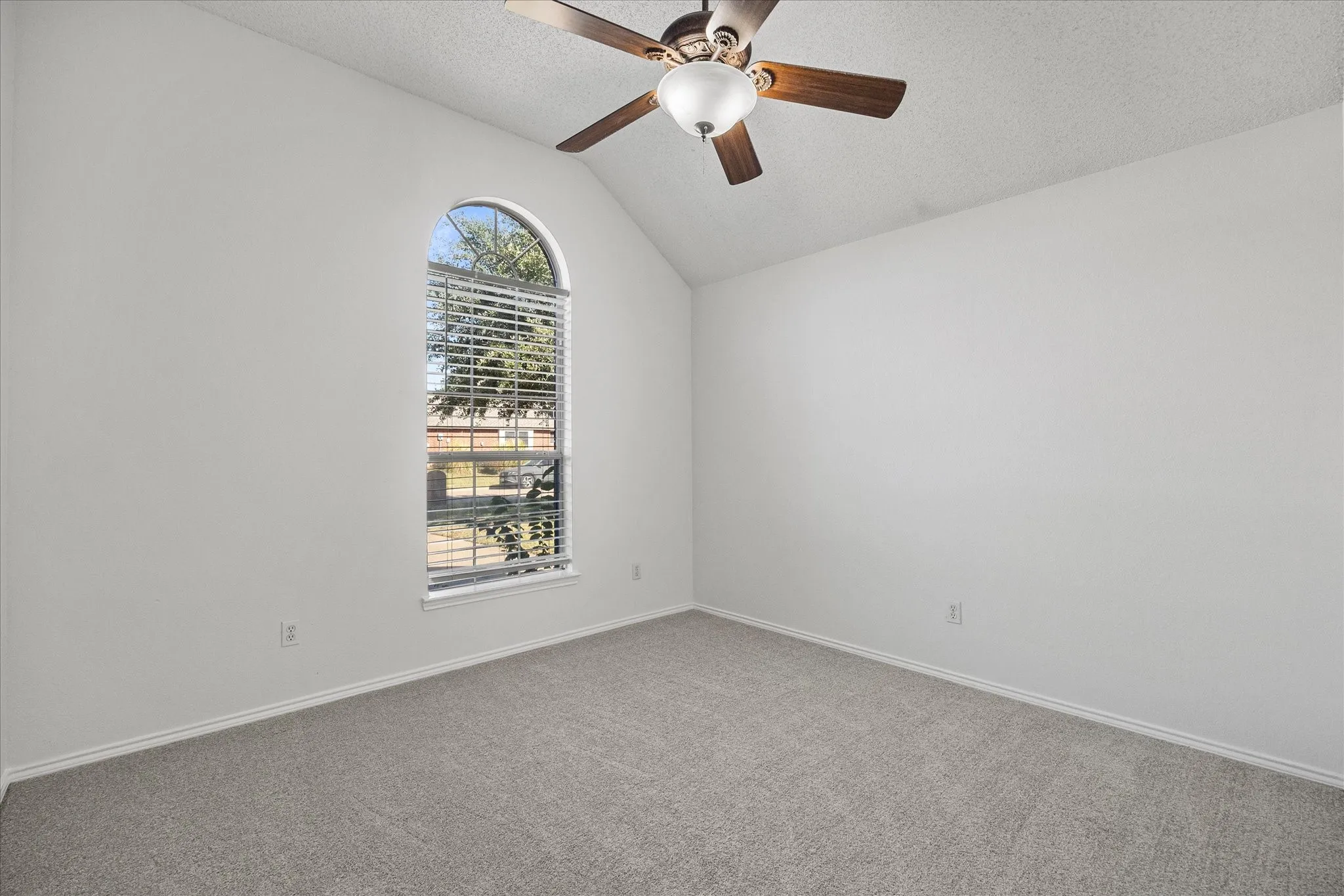 Single Family Residence For Sale in Rockwall County , 280 Beech Drive, Rockwall, Texas 75032, 3 Bedroom, 2 Bathroom, 2 Garage spaces, 1,900 Sqft, built in 2002, mls#21404129, Real Estate Agent in Rockwall, Homes For Sale in Rockwall county, Homes For Sale in Rockwall, Realtor in Rockwall Texas, Real Estate Brokerage Independent Realty Texas, Luminita Cordes Realtor