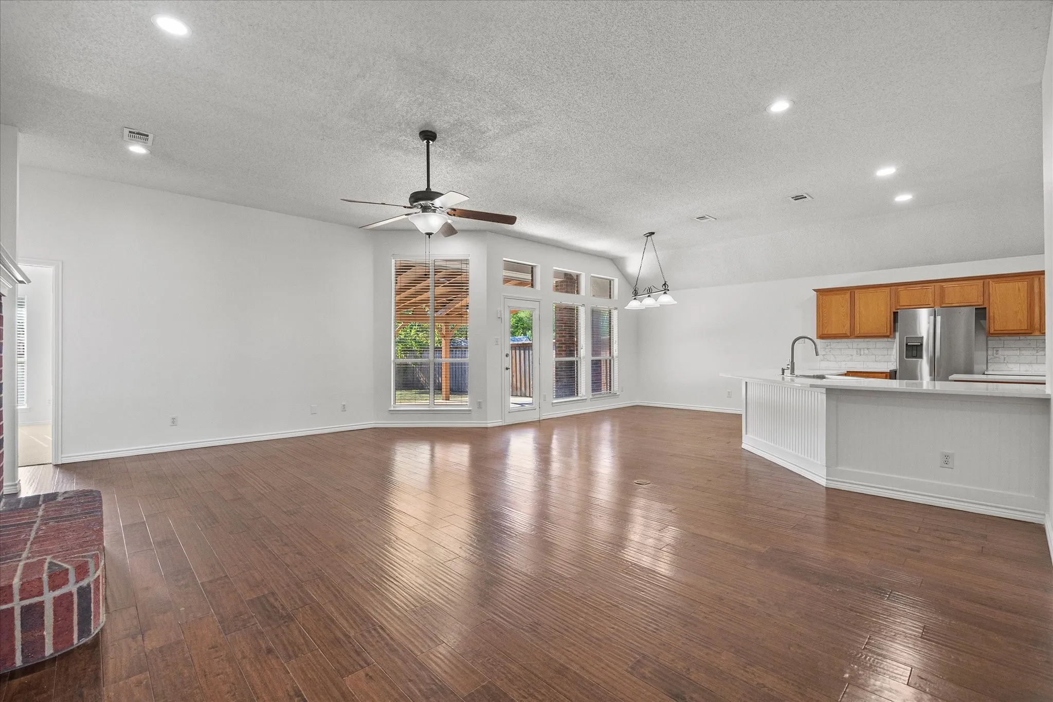 Single Family Residence For Sale in Rockwall County , 280 Beech Drive, Rockwall, Texas 75032, 3 Bedroom, 2 Bathroom, 2 Garage spaces, 1,900 Sqft, built in 2002, mls#21404129, Real Estate Agent in Rockwall, Homes For Sale in Rockwall county, Homes For Sale in Rockwall, Realtor in Rockwall Texas, Real Estate Brokerage Independent Realty Texas, Luminita Cordes Realtor