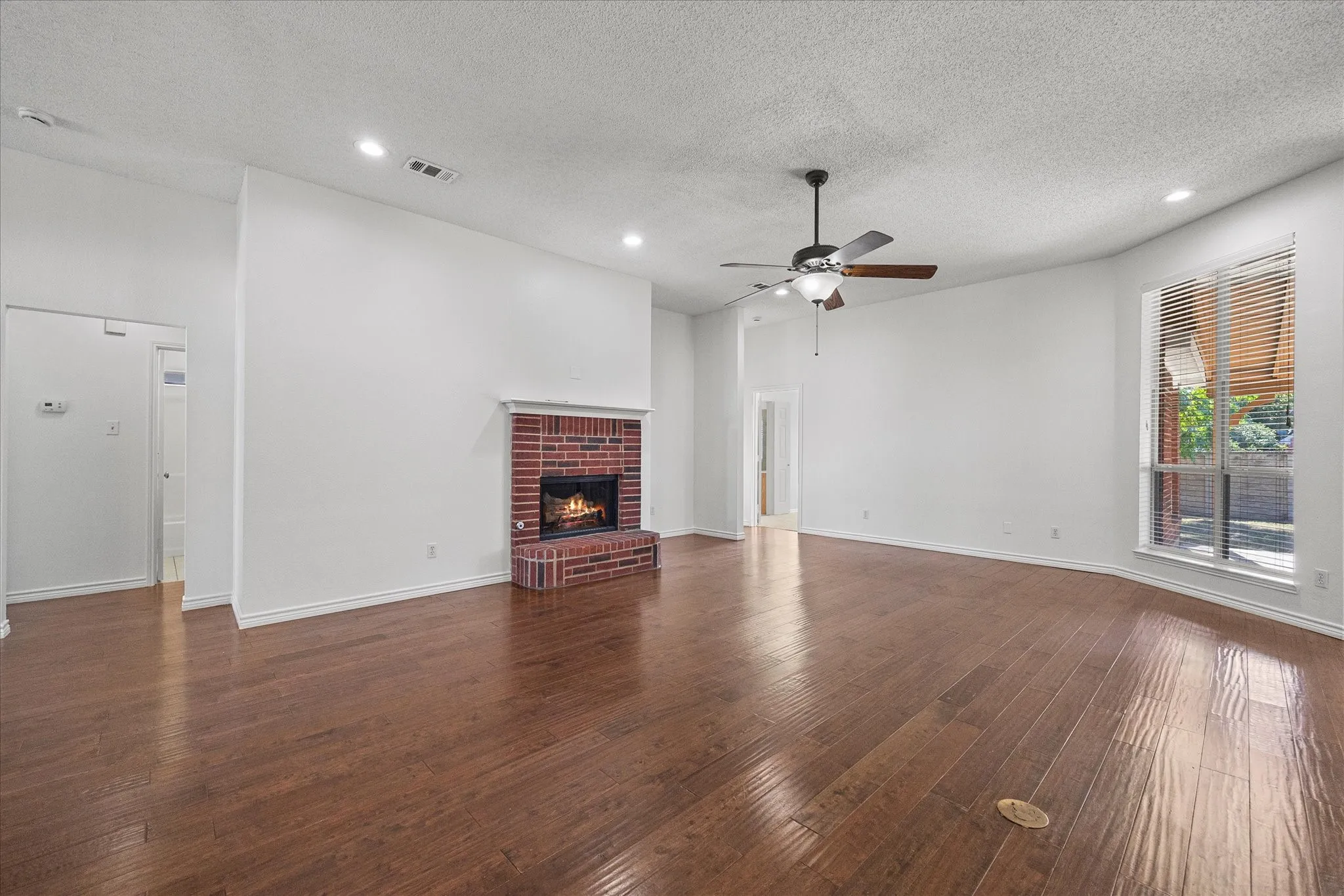 Single Family Residence For Sale in Rockwall County , 280 Beech Drive, Rockwall, Texas 75032, 3 Bedroom, 2 Bathroom, 2 Garage spaces, 1,900 Sqft, built in 2002, mls#21404129, Real Estate Agent in Rockwall, Homes For Sale in Rockwall county, Homes For Sale in Rockwall, Realtor in Rockwall Texas, Real Estate Brokerage Independent Realty Texas, Luminita Cordes Realtor