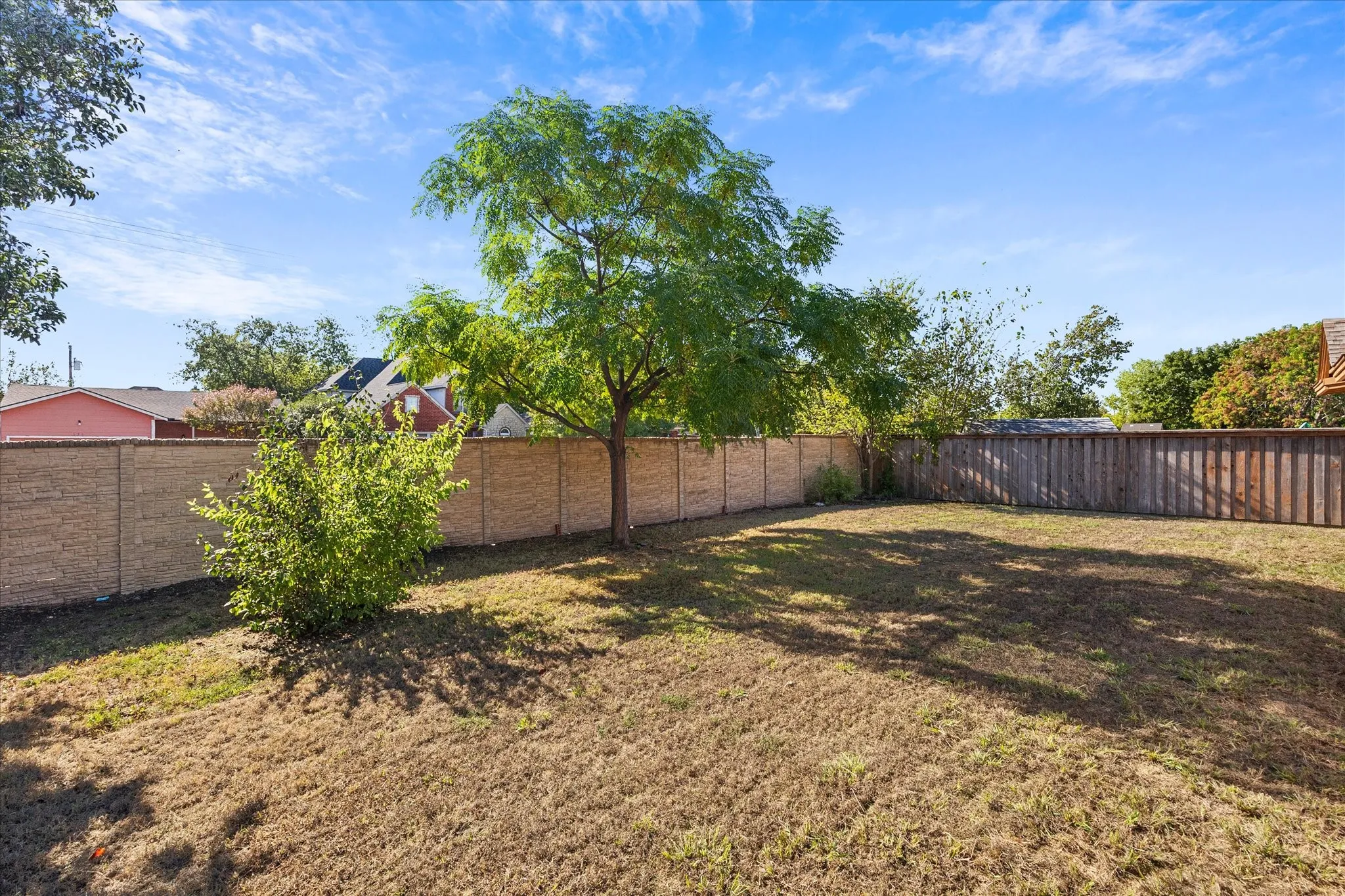 Single Family Residence For Sale in Rockwall County , 280 Beech Drive, Rockwall, Texas 75032, 3 Bedroom, 2 Bathroom, 2 Garage spaces, 1,900 Sqft, built in 2002, mls#21404129, Real Estate Agent in Rockwall, Homes For Sale in Rockwall county, Homes For Sale in Rockwall, Realtor in Rockwall Texas, Real Estate Brokerage Independent Realty Texas, Luminita Cordes Realtor