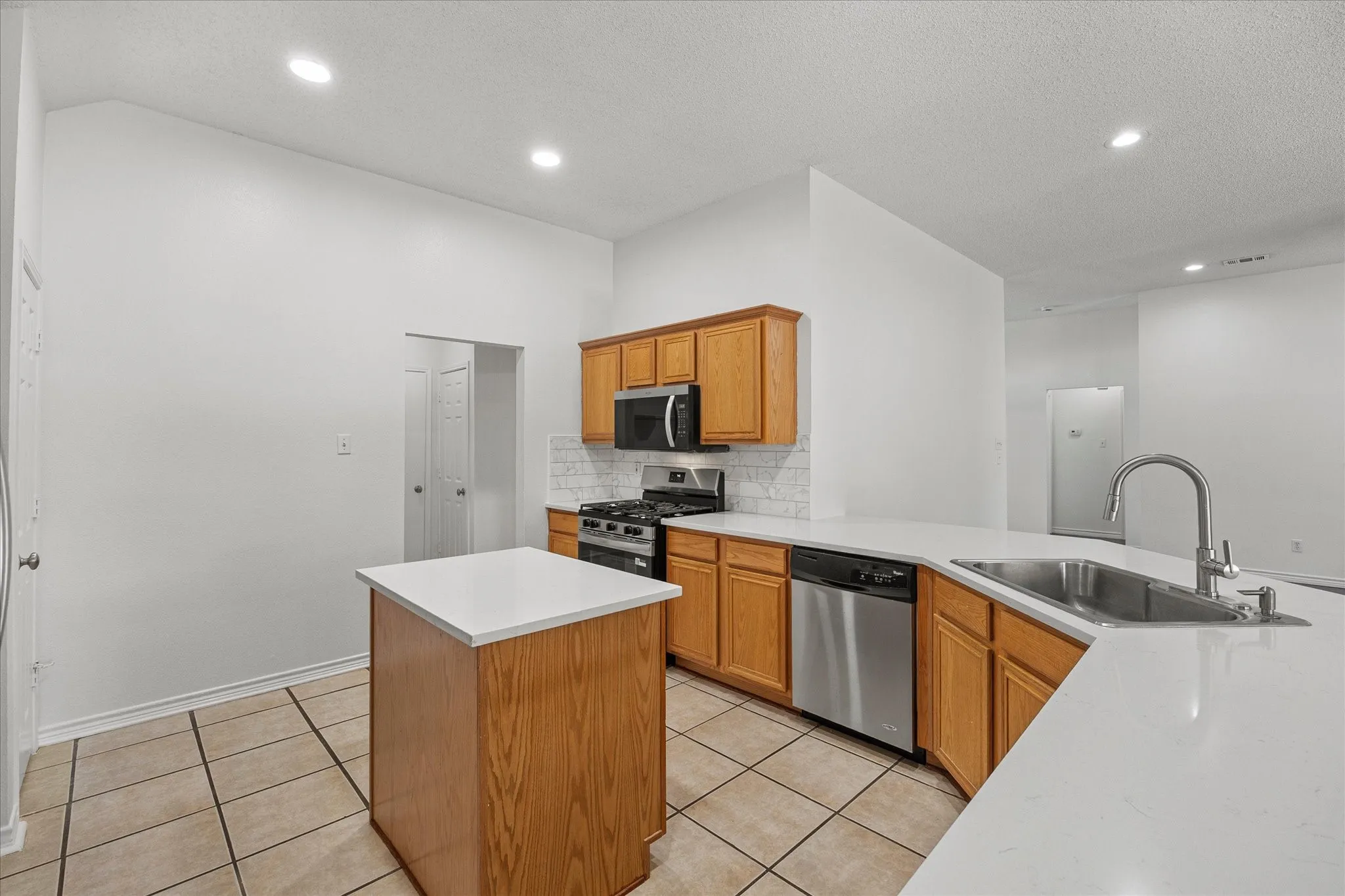 Single Family Residence For Sale in Rockwall County , 280 Beech Drive, Rockwall, Texas 75032, 3 Bedroom, 2 Bathroom, 2 Garage spaces, 1,900 Sqft, built in 2002, mls#21404129, Real Estate Agent in Rockwall, Homes For Sale in Rockwall county, Homes For Sale in Rockwall, Realtor in Rockwall Texas, Real Estate Brokerage Independent Realty Texas, Luminita Cordes Realtor