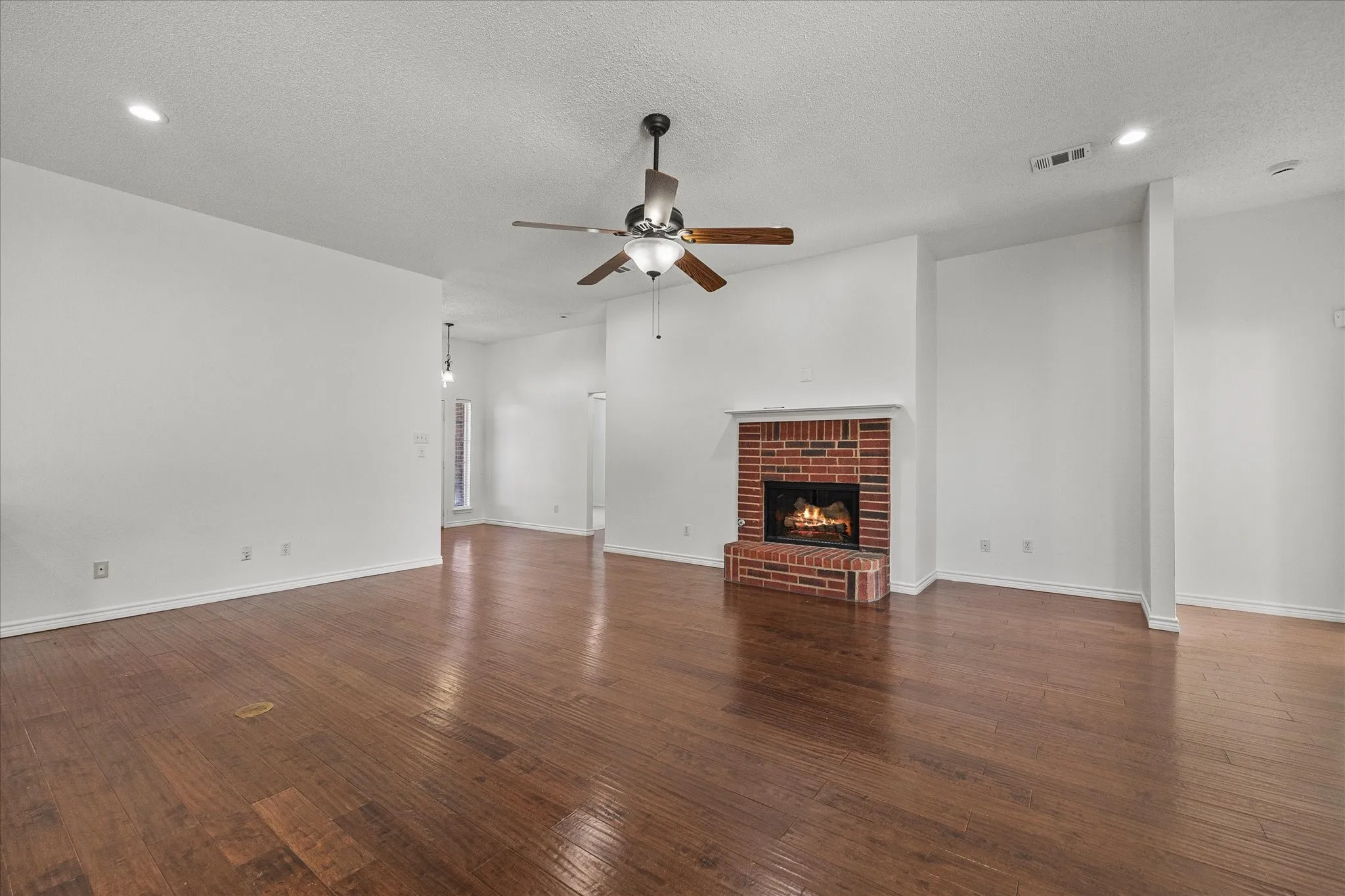 Single Family Residence For Sale in Rockwall County , 280 Beech Drive, Rockwall, Texas 75032, 3 Bedroom, 2 Bathroom, 2 Garage spaces, 1,900 Sqft, built in 2002, mls#21404129, Real Estate Agent in Rockwall, Homes For Sale in Rockwall county, Homes For Sale in Rockwall, Realtor in Rockwall Texas, Real Estate Brokerage Independent Realty Texas, Luminita Cordes Realtor