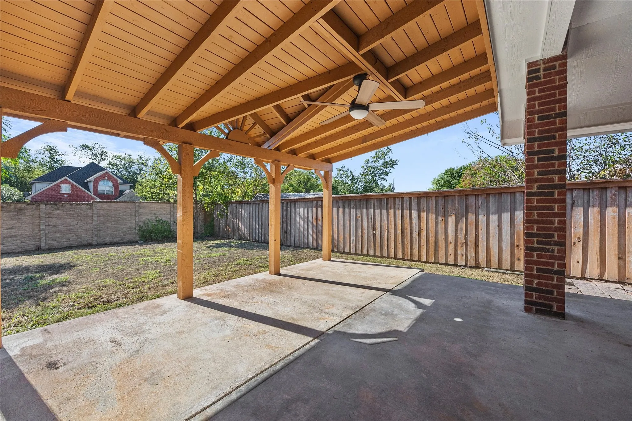 Single Family Residence For Sale in Rockwall County , 280 Beech Drive, Rockwall, Texas 75032, 3 Bedroom, 2 Bathroom, 2 Garage spaces, 1,900 Sqft, built in 2002, mls#21404129, Real Estate Agent in Rockwall, Homes For Sale in Rockwall county, Homes For Sale in Rockwall, Realtor in Rockwall Texas, Real Estate Brokerage Independent Realty Texas, Luminita Cordes Realtor