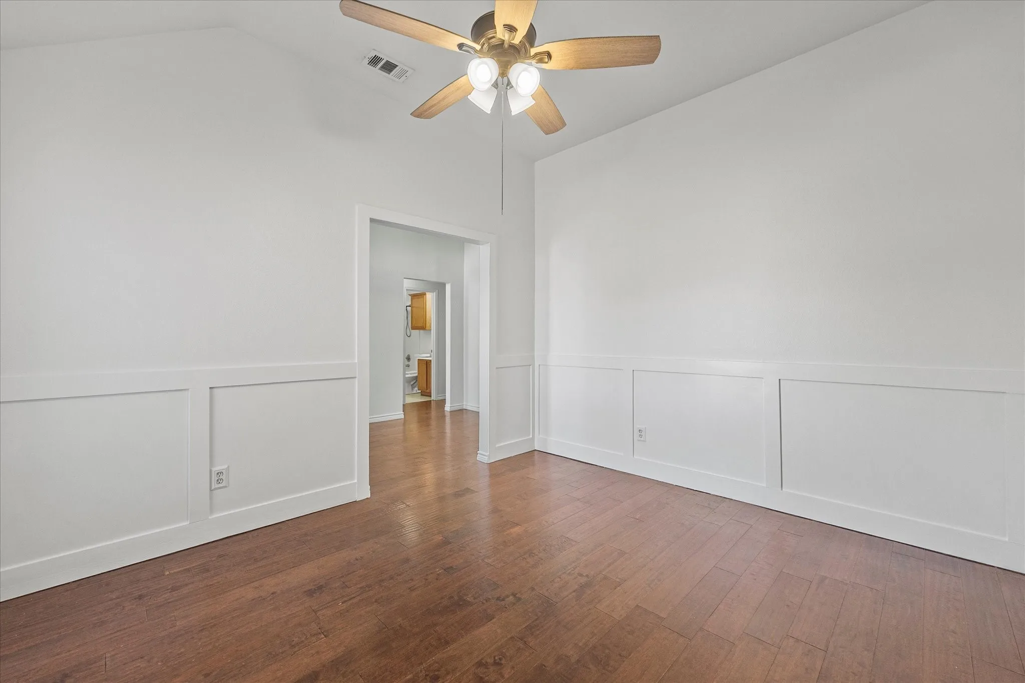 Single Family Residence For Sale in Rockwall County , 280 Beech Drive, Rockwall, Texas 75032, 3 Bedroom, 2 Bathroom, 2 Garage spaces, 1,900 Sqft, built in 2002, mls#21404129, Real Estate Agent in Rockwall, Homes For Sale in Rockwall county, Homes For Sale in Rockwall, Realtor in Rockwall Texas, Real Estate Brokerage Independent Realty Texas, Luminita Cordes Realtor
