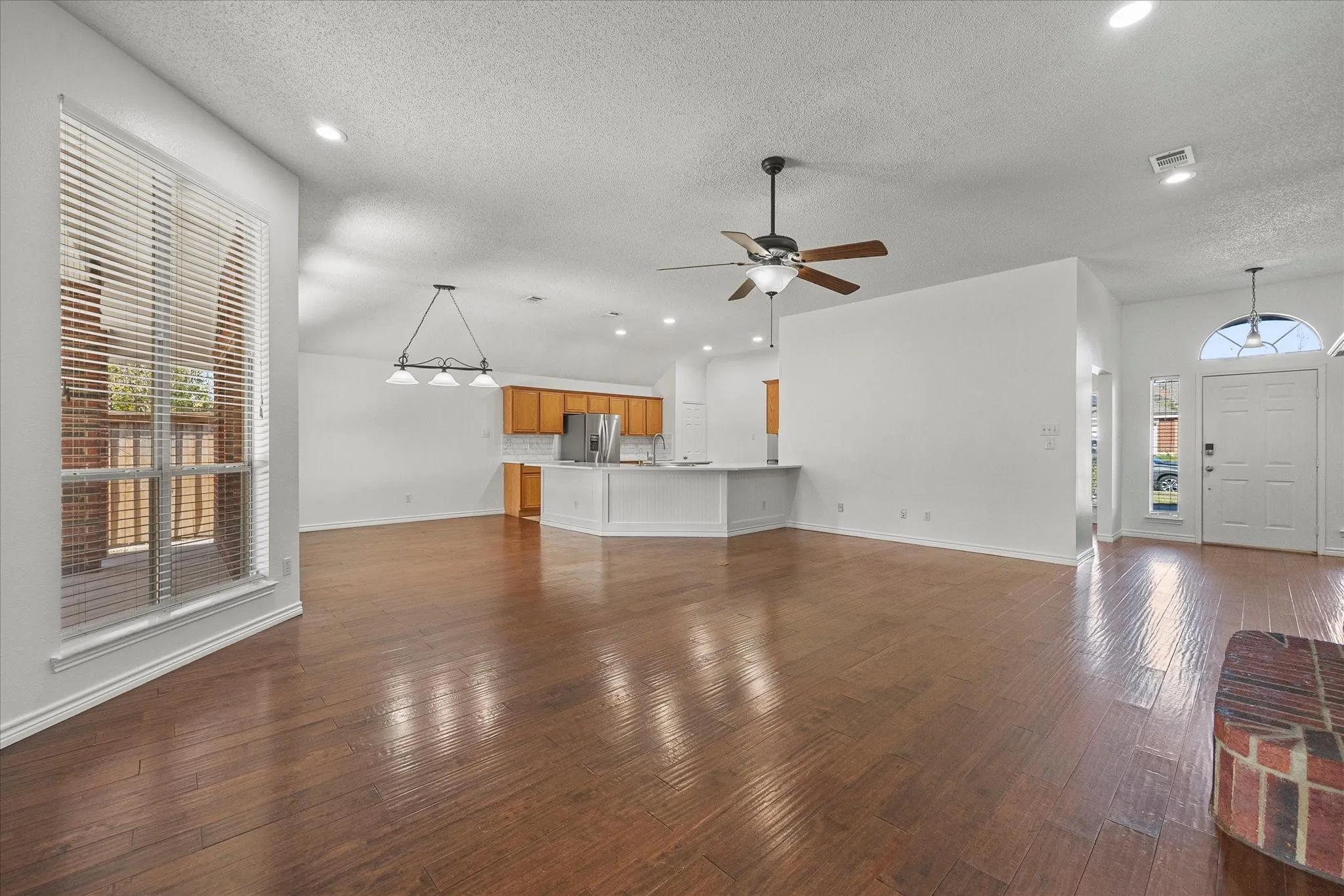 Single Family Residence For Sale in Rockwall County , 280 Beech Drive, Rockwall, Texas 75032, 3 Bedroom, 2 Bathroom, 2 Garage spaces, 1,900 Sqft, built in 2002, mls#21404129, Real Estate Agent in Rockwall, Homes For Sale in Rockwall county, Homes For Sale in Rockwall, Realtor in Rockwall Texas, Real Estate Brokerage Independent Realty Texas, Luminita Cordes Realtor