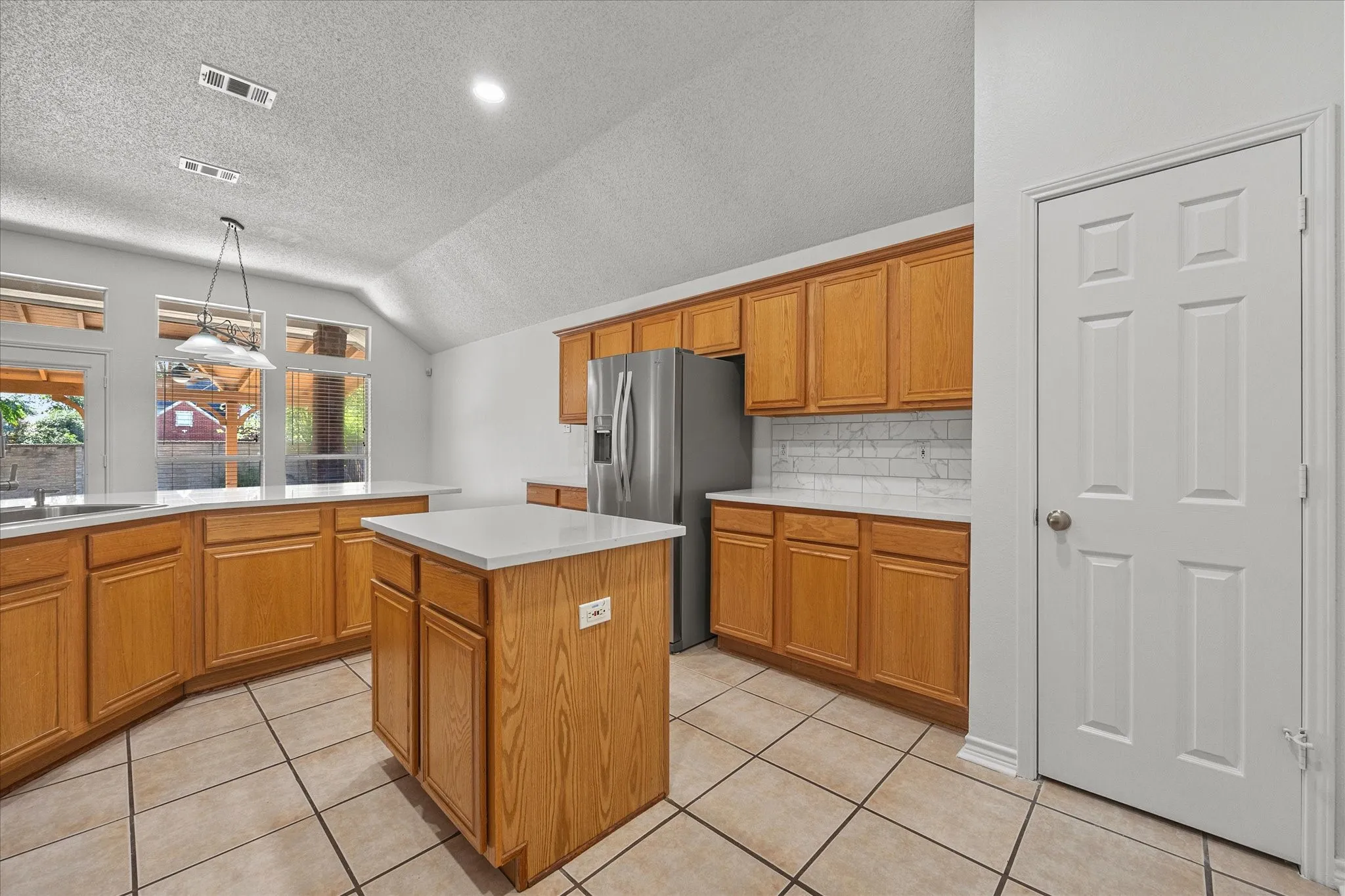 Single Family Residence For Sale in Rockwall County , 280 Beech Drive, Rockwall, Texas 75032, 3 Bedroom, 2 Bathroom, 2 Garage spaces, 1,900 Sqft, built in 2002, mls#21404129, Real Estate Agent in Rockwall, Homes For Sale in Rockwall county, Homes For Sale in Rockwall, Realtor in Rockwall Texas, Real Estate Brokerage Independent Realty Texas, Luminita Cordes Realtor