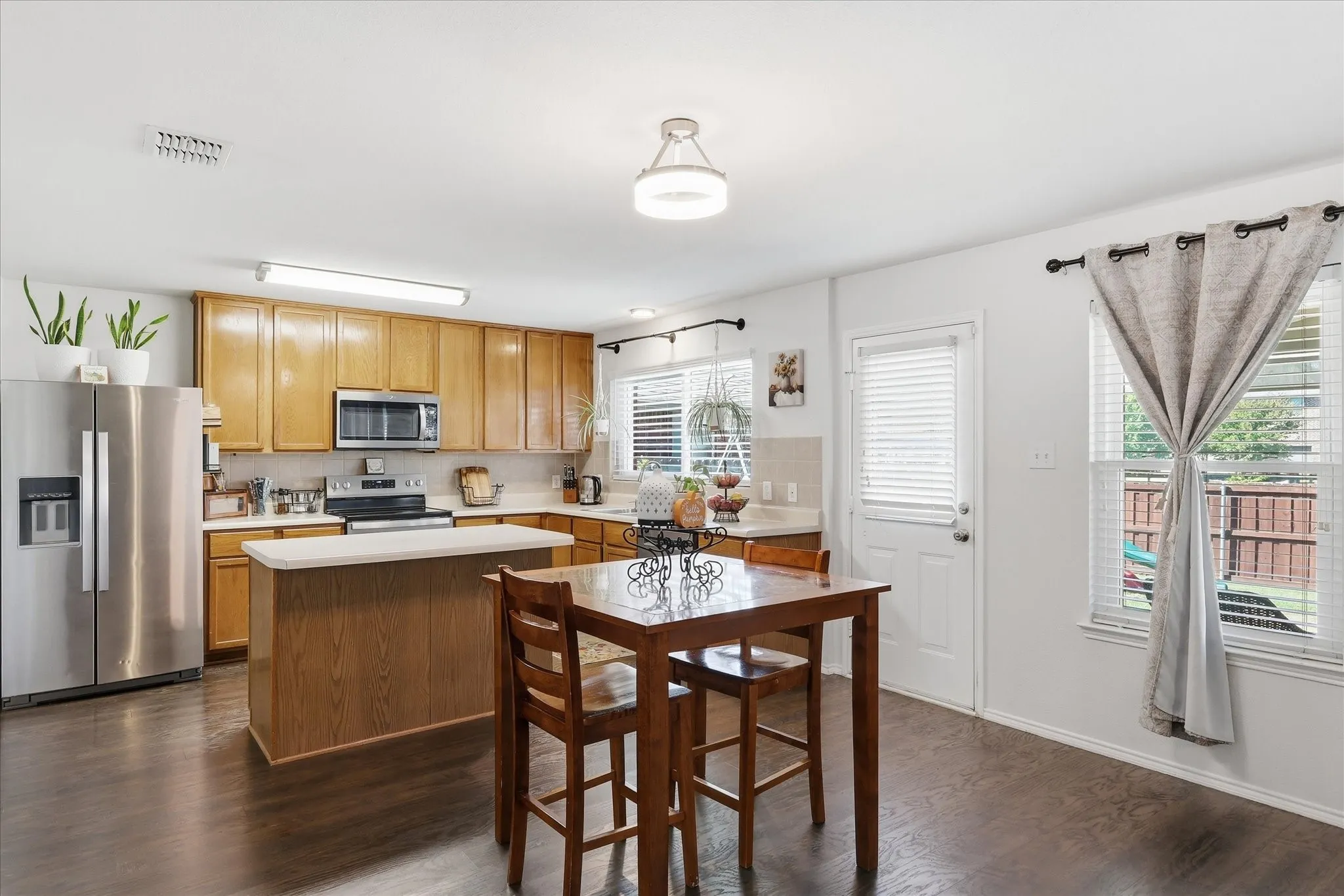 Single Family Residence For Sale in Collin County , 4000 Plymouth Drive, Mc Kinney, Texas 75070, 4 Bedroom, 3 Bathroom, 2 Garage spaces, 2,696 Sqft, built in 2005, mls#21400558, Real Estate Agent in Mc Kinney, Homes For Sale in Collin county, Homes For Sale in Mc Kinney, Realtor in Mc Kinney Texas, Real Estate Brokerage Independent Realty Texas, Luminita Cordes Realtor