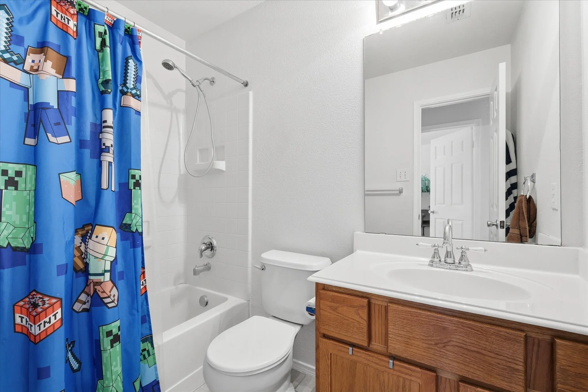 Single Family Residence For Sale in Collin County , 4000 Plymouth Drive, Mc Kinney, Texas 75070, 4 Bedroom, 3 Bathroom, 2 Garage spaces, 2,696 Sqft, built in 2005, mls#21400558, Real Estate Agent in Mc Kinney, Homes For Sale in Collin county, Homes For Sale in Mc Kinney, Realtor in Mc Kinney Texas, Real Estate Brokerage Independent Realty Texas, Luminita Cordes Realtor
