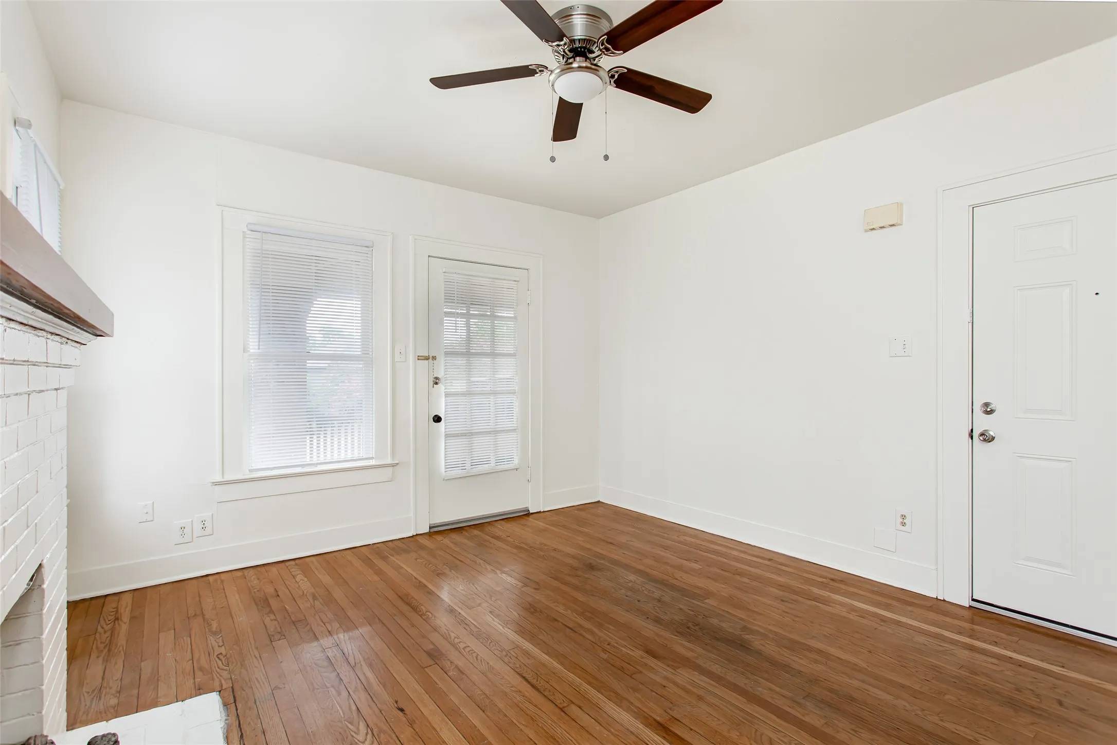 Apartment For Rent in Dallas County , 4807.5 Reiger Avenue, Dallas, Texas 75246, 1 Bedroom, 1 Bathroom, Garage spaces, 800 Sqft, built in 1926, mls#21404515, Real Estate Agent in Dallas, Homes For Rent in Dallas county, Homes For Rent in Dallas, Realtor in Dallas Texas, Real Estate Brokerage Independent Realty Texas, Luminita Cordes Realtor