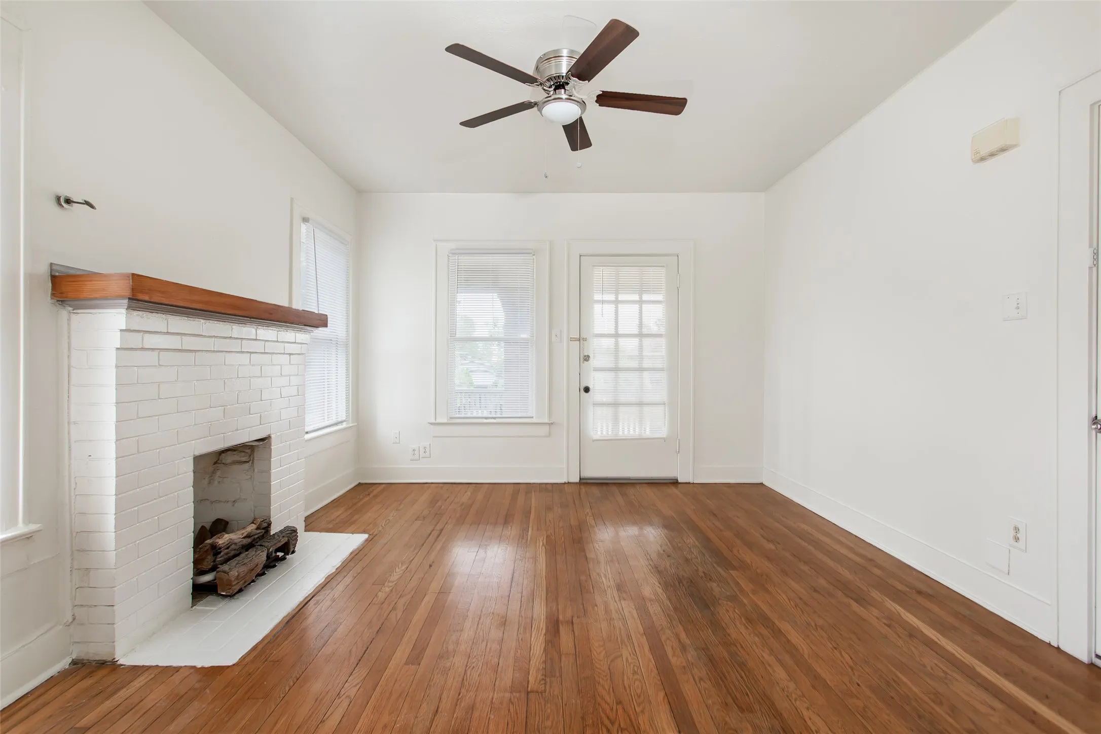 Apartment For Rent in Dallas County , 4807.5 Reiger Avenue, Dallas, Texas 75246, 1 Bedroom, 1 Bathroom, Garage spaces, 800 Sqft, built in 1926, mls#21404515, Real Estate Agent in Dallas, Homes For Rent in Dallas county, Homes For Rent in Dallas, Realtor in Dallas Texas, Real Estate Brokerage Independent Realty Texas, Luminita Cordes Realtor