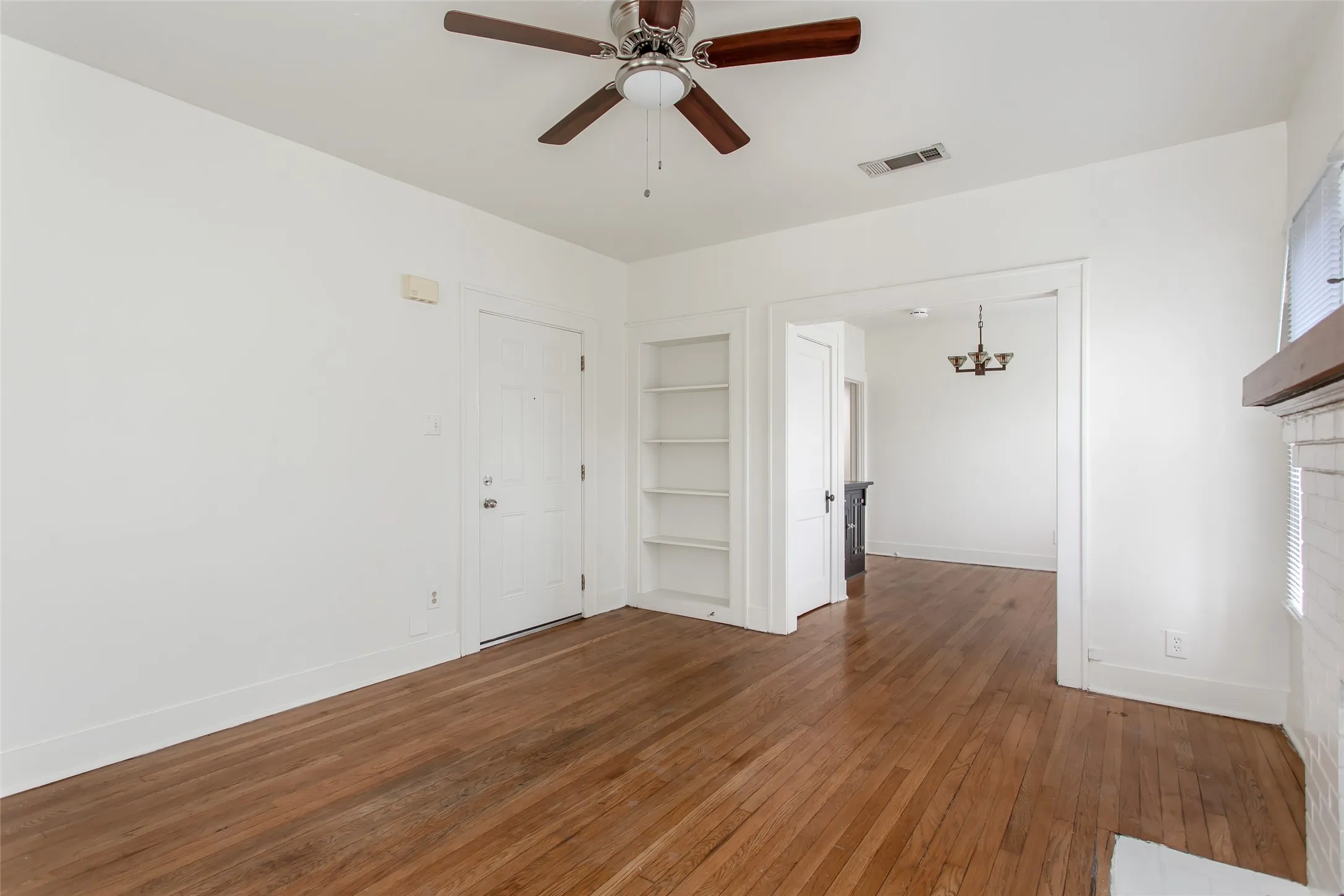 Apartment For Rent in Dallas County , 4807.5 Reiger Avenue, Dallas, Texas 75246, 1 Bedroom, 1 Bathroom, Garage spaces, 800 Sqft, built in 1926, mls#21404515, Real Estate Agent in Dallas, Homes For Rent in Dallas county, Homes For Rent in Dallas, Realtor in Dallas Texas, Real Estate Brokerage Independent Realty Texas, Luminita Cordes Realtor