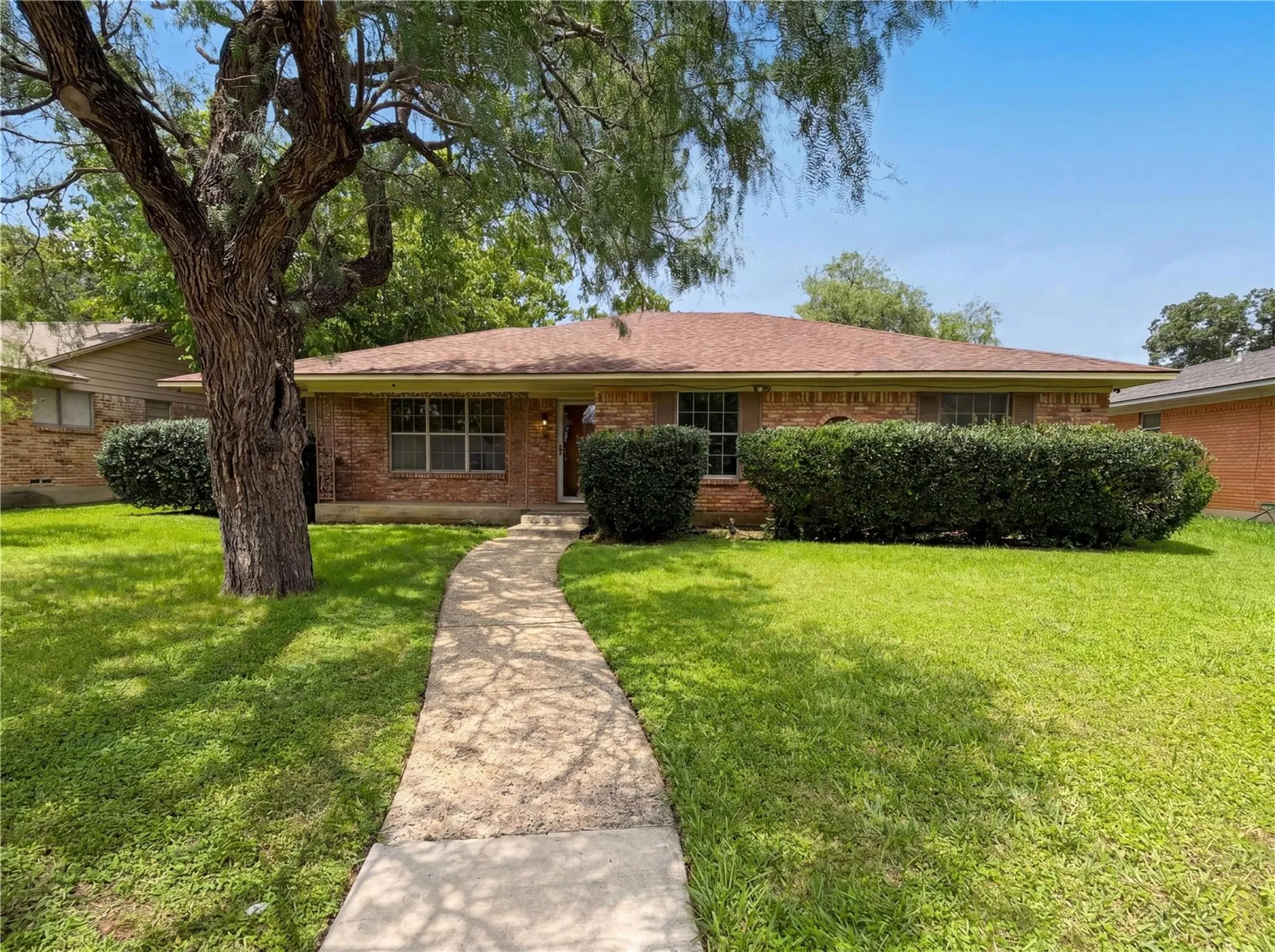 Single Family Residence For Rent in Dallas County , 3327 Portlock Drive, Farmers Branch, Texas 75234, 4 Bedroom, 2 Bathroom, 2 Garage spaces, 1,744 Sqft, built in 1960, mls#21405116, Real Estate Agent in Farmers Branch, Homes For Rent in Dallas county, Homes For Rent in Farmers Branch, Realtor in Farmers Branch Texas, Real Estate Brokerage Independent Realty Texas, Luminita Cordes Realtor