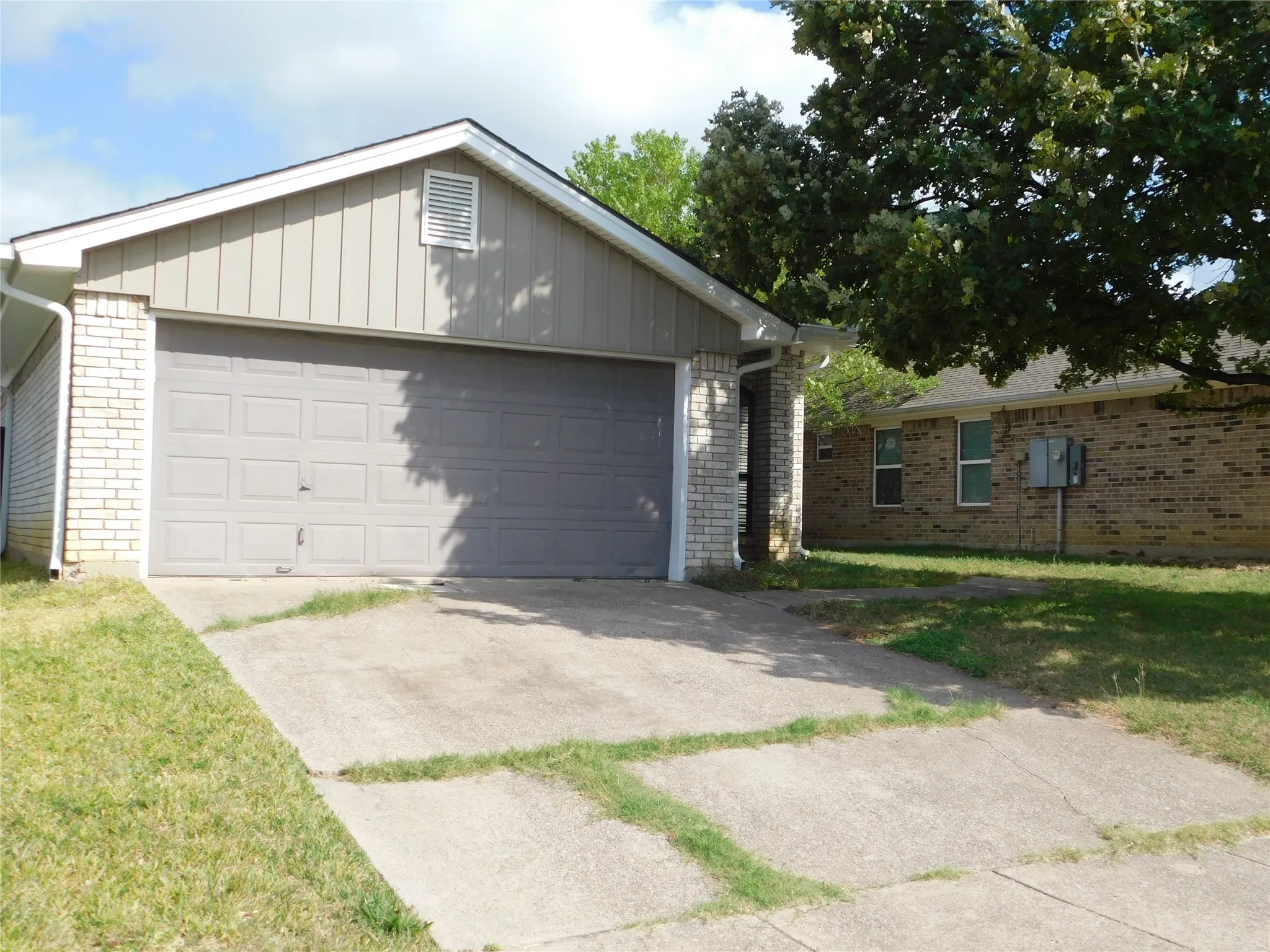 Single Family Residence For Sale in Tarrant County , 10630 Lone Pine Lane, Fort Worth, Texas 76108, 2 Bedroom, 2 Bathroom, 2 Garage spaces, 1,145 Sqft, built in 1984, mls#21405174, Real Estate Agent in Fort Worth, Homes For Sale in Tarrant county, Homes For Sale in Fort Worth, Realtor in Fort Worth Texas, Real Estate Brokerage Independent Realty Texas, Luminita Cordes Realtor