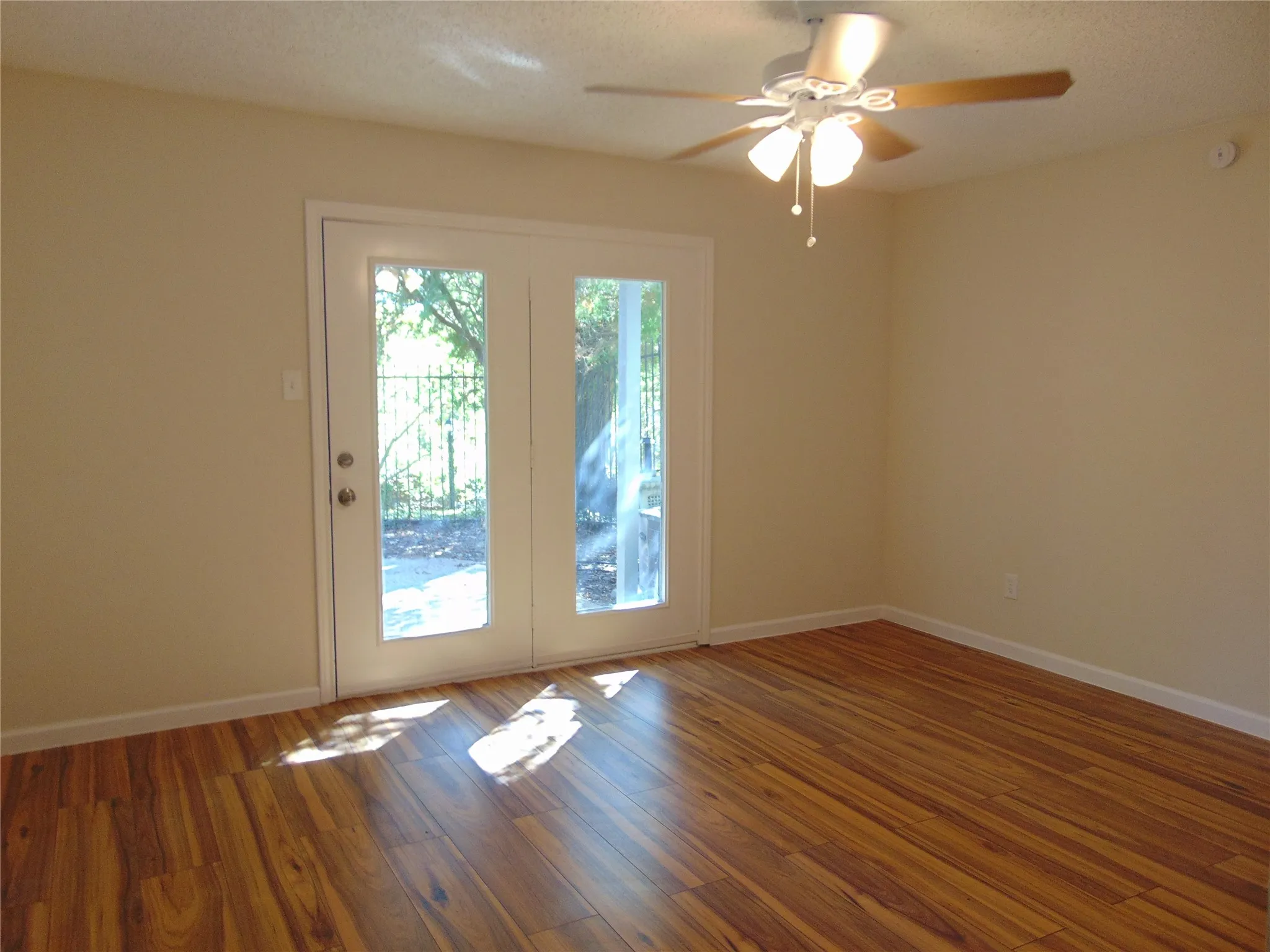 Single Family Residence For Sale in Dallas County , 3041 Waterfront Circle, Garland, Texas 75042, 3 Bedroom, 2 Bathroom, 2 Garage spaces, 1,998 Sqft, built in 1982, mls#21371457, Real Estate Agent in Garland, Homes For Sale in Dallas county, Homes For Sale in Garland, Realtor in Garland Texas, Real Estate Brokerage Independent Realty Texas, Luminita Cordes Realtor