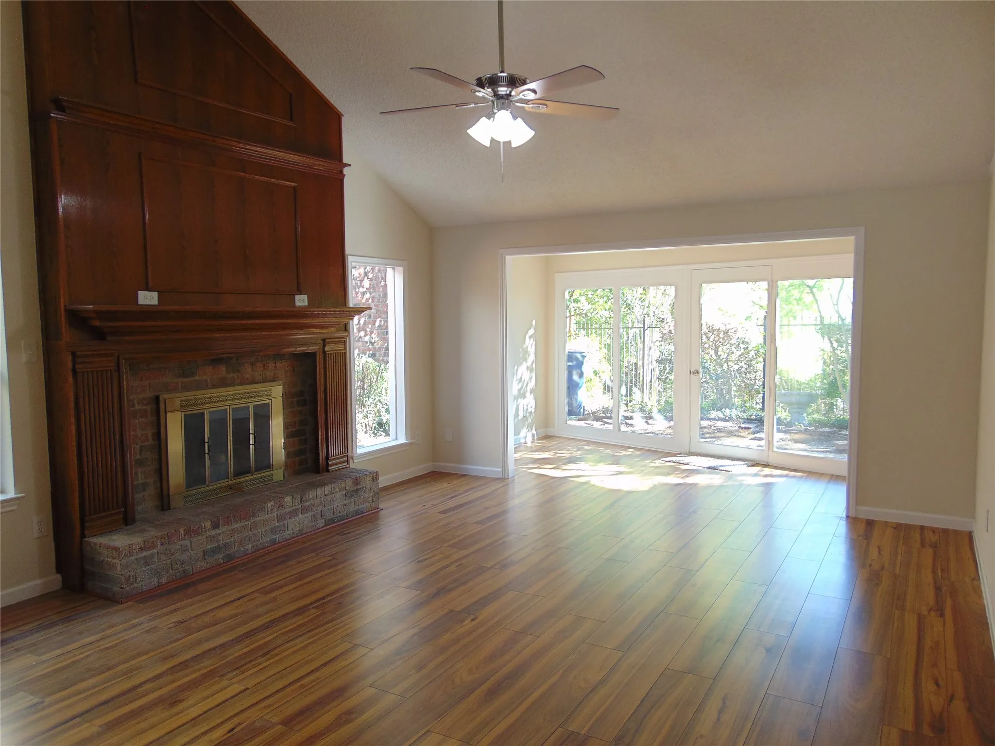 Single Family Residence For Sale in Dallas County , 3041 Waterfront Circle, Garland, Texas 75042, 3 Bedroom, 2 Bathroom, 2 Garage spaces, 1,998 Sqft, built in 1982, mls#21371457, Real Estate Agent in Garland, Homes For Sale in Dallas county, Homes For Sale in Garland, Realtor in Garland Texas, Real Estate Brokerage Independent Realty Texas, Luminita Cordes Realtor