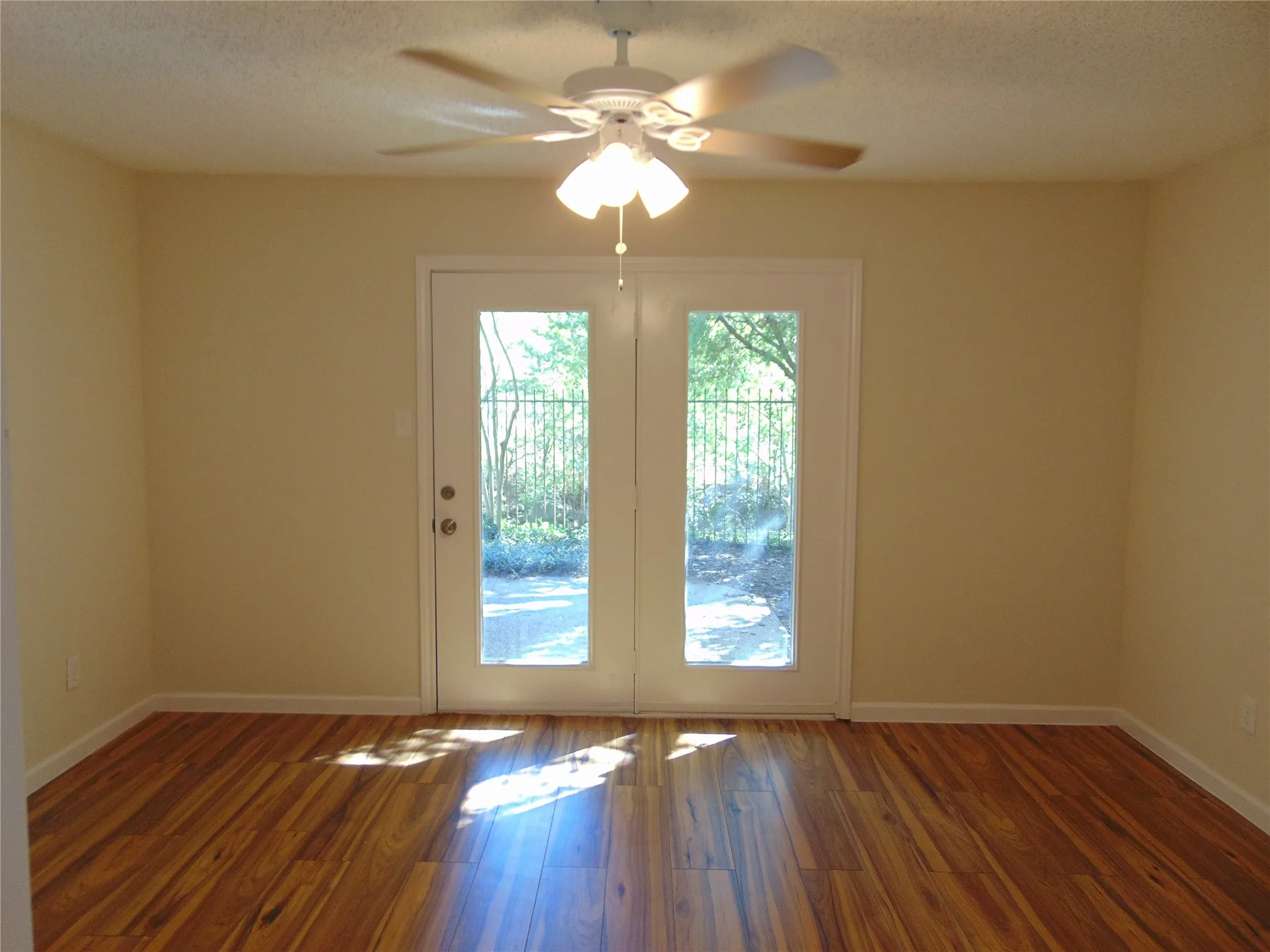 Single Family Residence For Sale in Dallas County , 3041 Waterfront Circle, Garland, Texas 75042, 3 Bedroom, 2 Bathroom, 2 Garage spaces, 1,998 Sqft, built in 1982, mls#21371457, Real Estate Agent in Garland, Homes For Sale in Dallas county, Homes For Sale in Garland, Realtor in Garland Texas, Real Estate Brokerage Independent Realty Texas, Luminita Cordes Realtor