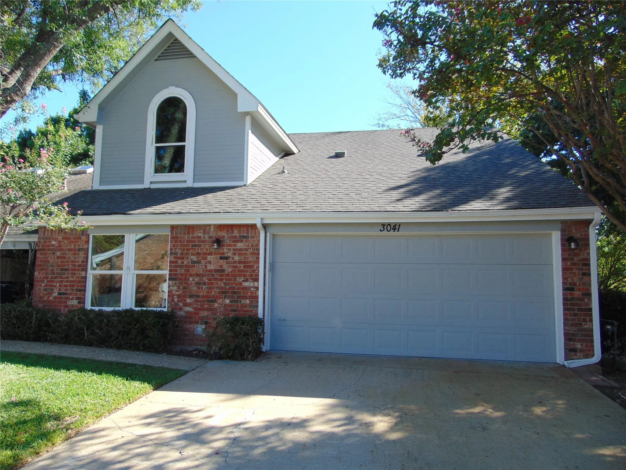 Single Family Residence For Sale in Dallas County , 3041 Waterfront Circle, Garland, Texas 75042, 3 Bedroom, 2 Bathroom, 2 Garage spaces, 1,998 Sqft, built in 1982, mls#21371457, Real Estate Agent in Garland, Homes For Sale in Dallas county, Homes For Sale in Garland, Realtor in Garland Texas, Real Estate Brokerage Independent Realty Texas, Luminita Cordes Realtor
