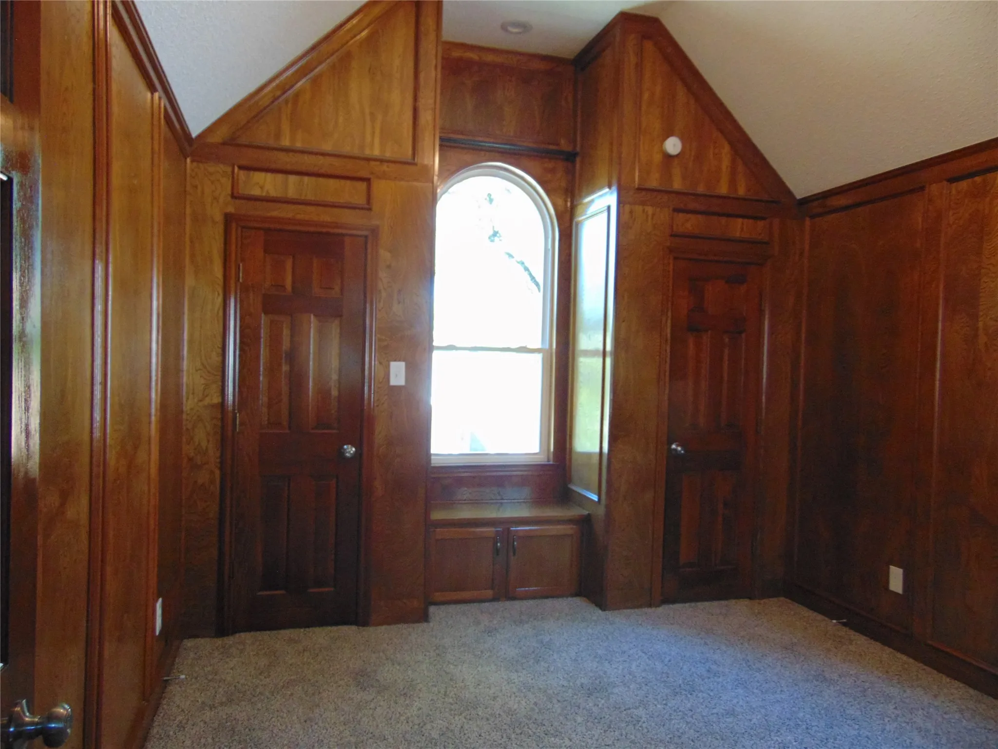 Single Family Residence For Sale in Dallas County , 3041 Waterfront Circle, Garland, Texas 75042, 3 Bedroom, 2 Bathroom, 2 Garage spaces, 1,998 Sqft, built in 1982, mls#21371457, Real Estate Agent in Garland, Homes For Sale in Dallas county, Homes For Sale in Garland, Realtor in Garland Texas, Real Estate Brokerage Independent Realty Texas, Luminita Cordes Realtor