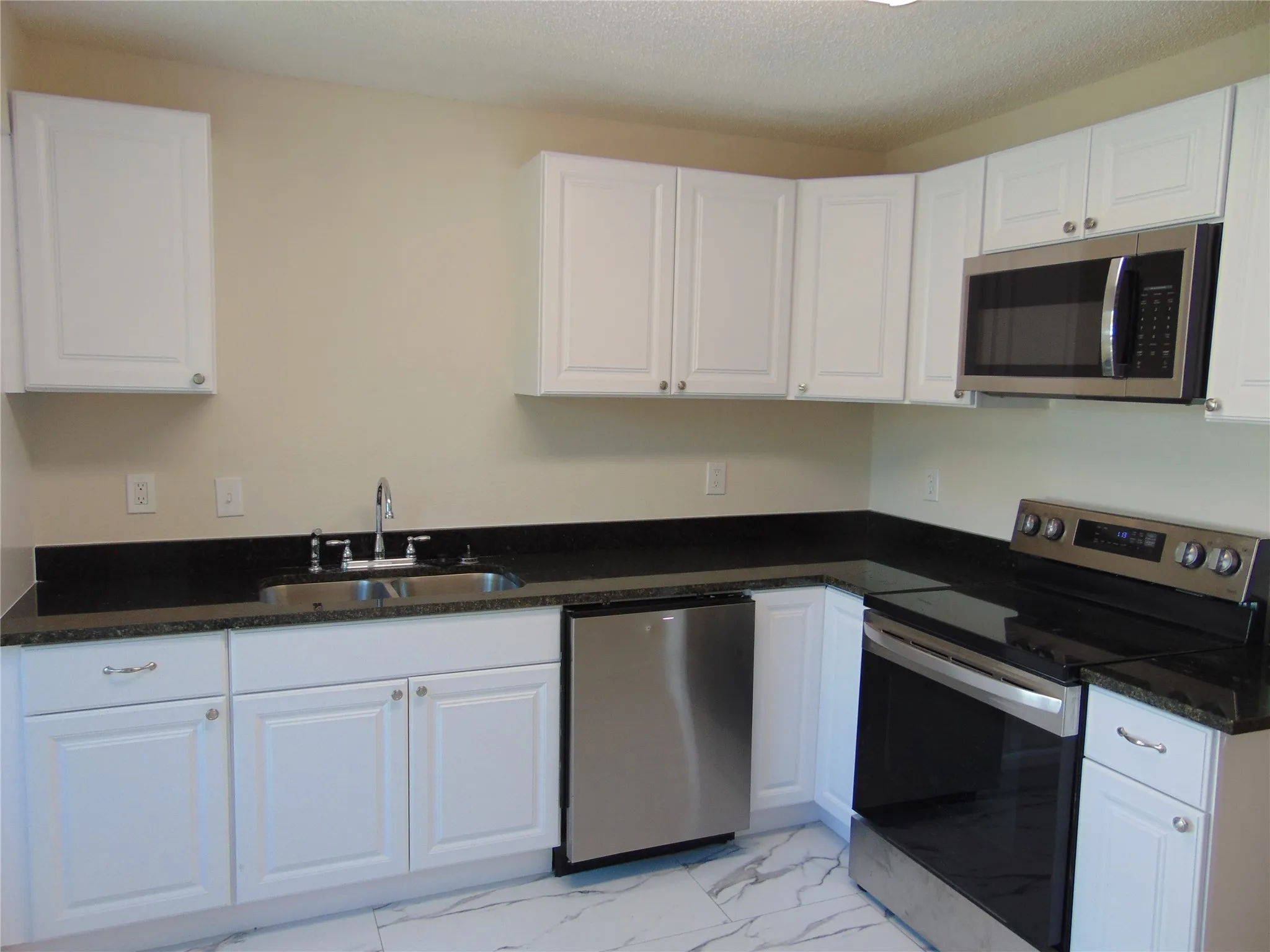 Single Family Residence For Sale in Dallas County , 3041 Waterfront Circle, Garland, Texas 75042, 3 Bedroom, 2 Bathroom, 2 Garage spaces, 1,998 Sqft, built in 1982, mls#21371457, Real Estate Agent in Garland, Homes For Sale in Dallas county, Homes For Sale in Garland, Realtor in Garland Texas, Real Estate Brokerage Independent Realty Texas, Luminita Cordes Realtor