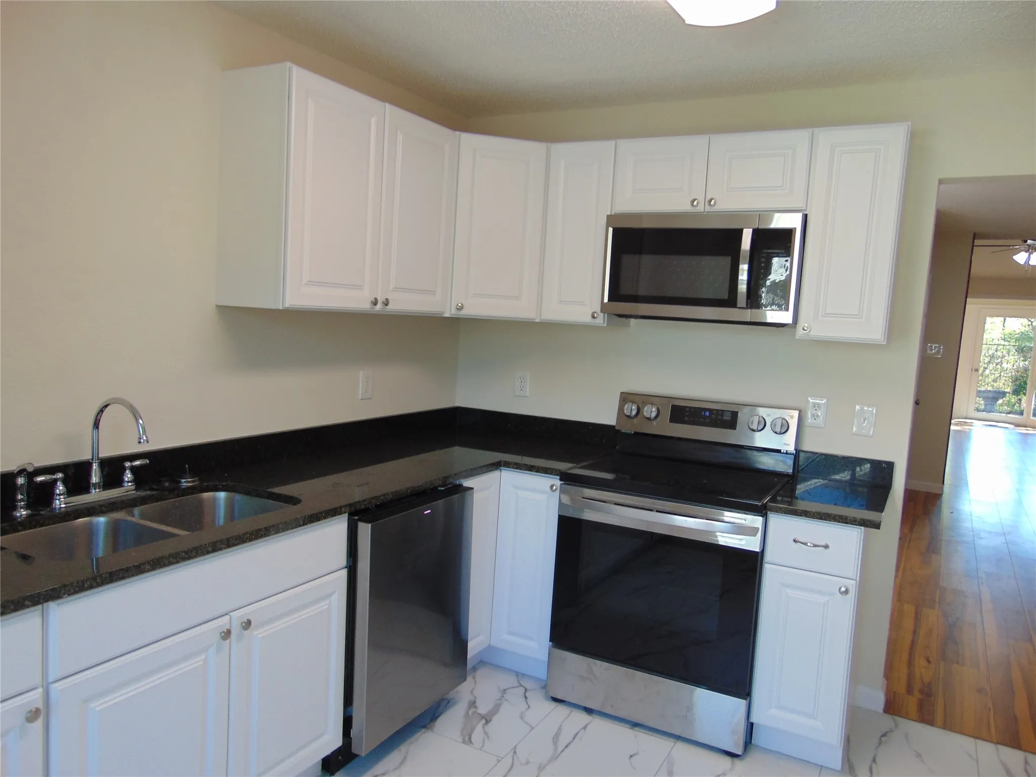 Single Family Residence For Sale in Dallas County , 3041 Waterfront Circle, Garland, Texas 75042, 3 Bedroom, 2 Bathroom, 2 Garage spaces, 1,998 Sqft, built in 1982, mls#21371457, Real Estate Agent in Garland, Homes For Sale in Dallas county, Homes For Sale in Garland, Realtor in Garland Texas, Real Estate Brokerage Independent Realty Texas, Luminita Cordes Realtor
