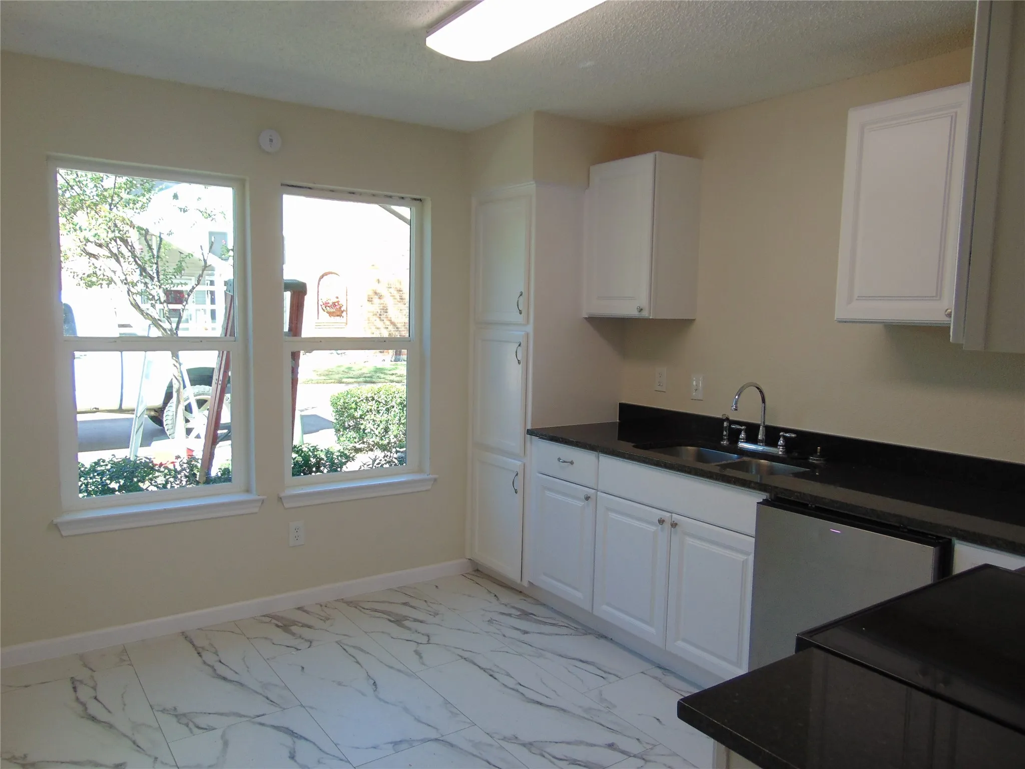 Single Family Residence For Sale in Dallas County , 3041 Waterfront Circle, Garland, Texas 75042, 3 Bedroom, 2 Bathroom, 2 Garage spaces, 1,998 Sqft, built in 1982, mls#21371457, Real Estate Agent in Garland, Homes For Sale in Dallas county, Homes For Sale in Garland, Realtor in Garland Texas, Real Estate Brokerage Independent Realty Texas, Luminita Cordes Realtor
