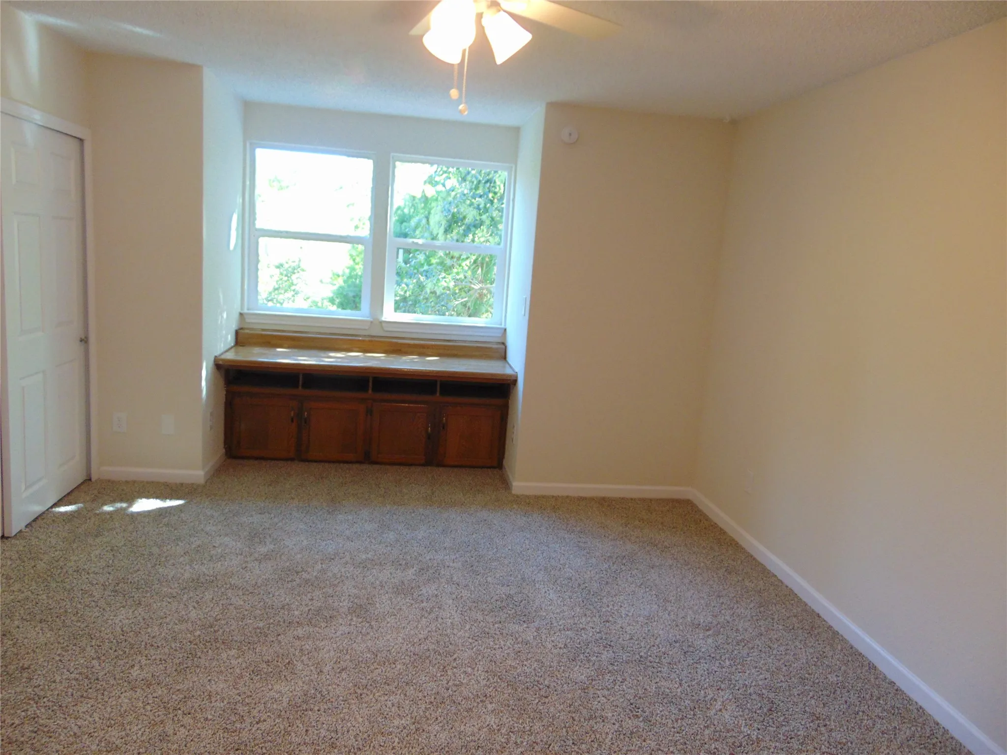 Single Family Residence For Sale in Dallas County , 3041 Waterfront Circle, Garland, Texas 75042, 3 Bedroom, 2 Bathroom, 2 Garage spaces, 1,998 Sqft, built in 1982, mls#21371457, Real Estate Agent in Garland, Homes For Sale in Dallas county, Homes For Sale in Garland, Realtor in Garland Texas, Real Estate Brokerage Independent Realty Texas, Luminita Cordes Realtor