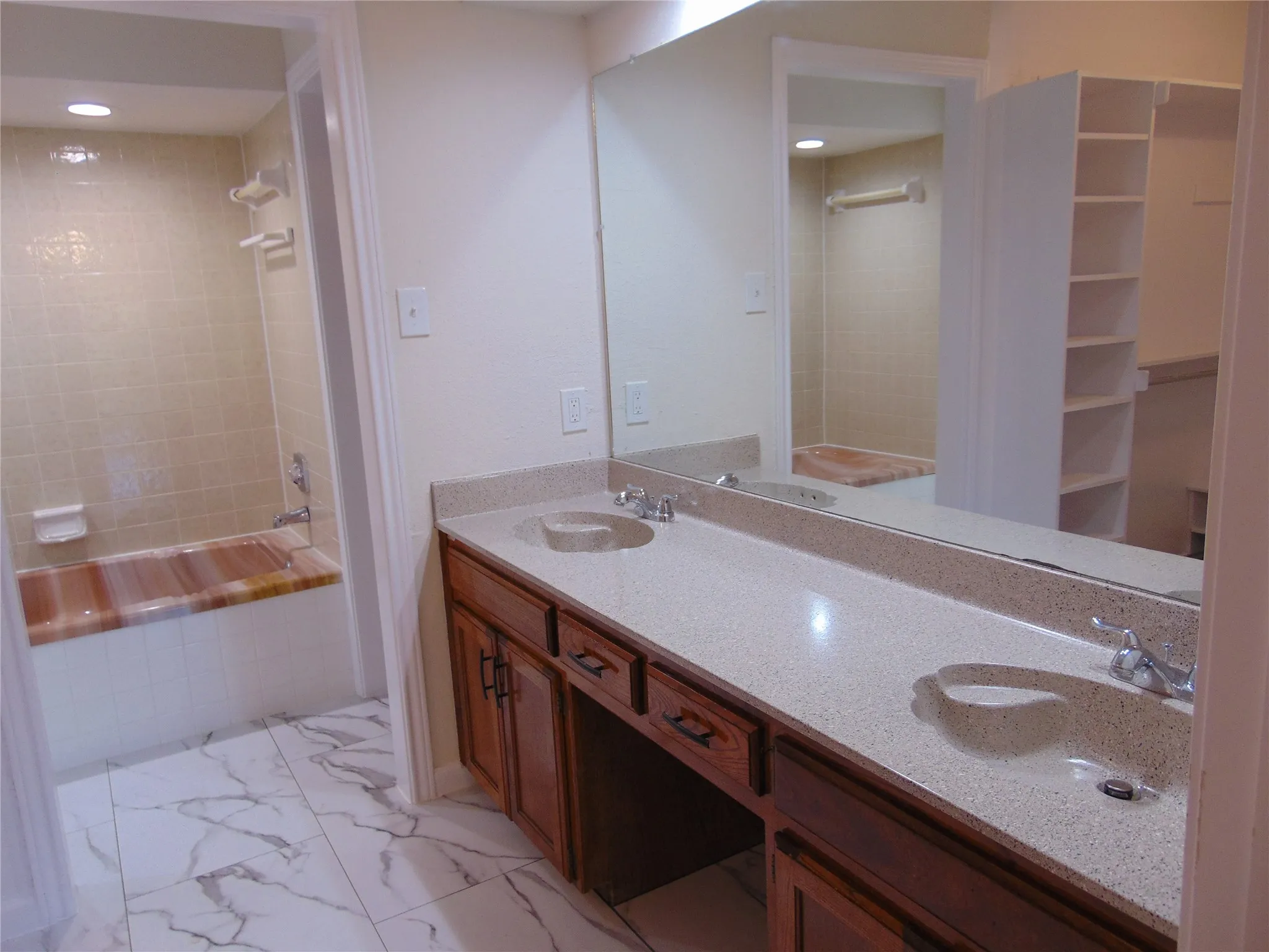 Single Family Residence For Sale in Dallas County , 3041 Waterfront Circle, Garland, Texas 75042, 3 Bedroom, 2 Bathroom, 2 Garage spaces, 1,998 Sqft, built in 1982, mls#21371457, Real Estate Agent in Garland, Homes For Sale in Dallas county, Homes For Sale in Garland, Realtor in Garland Texas, Real Estate Brokerage Independent Realty Texas, Luminita Cordes Realtor