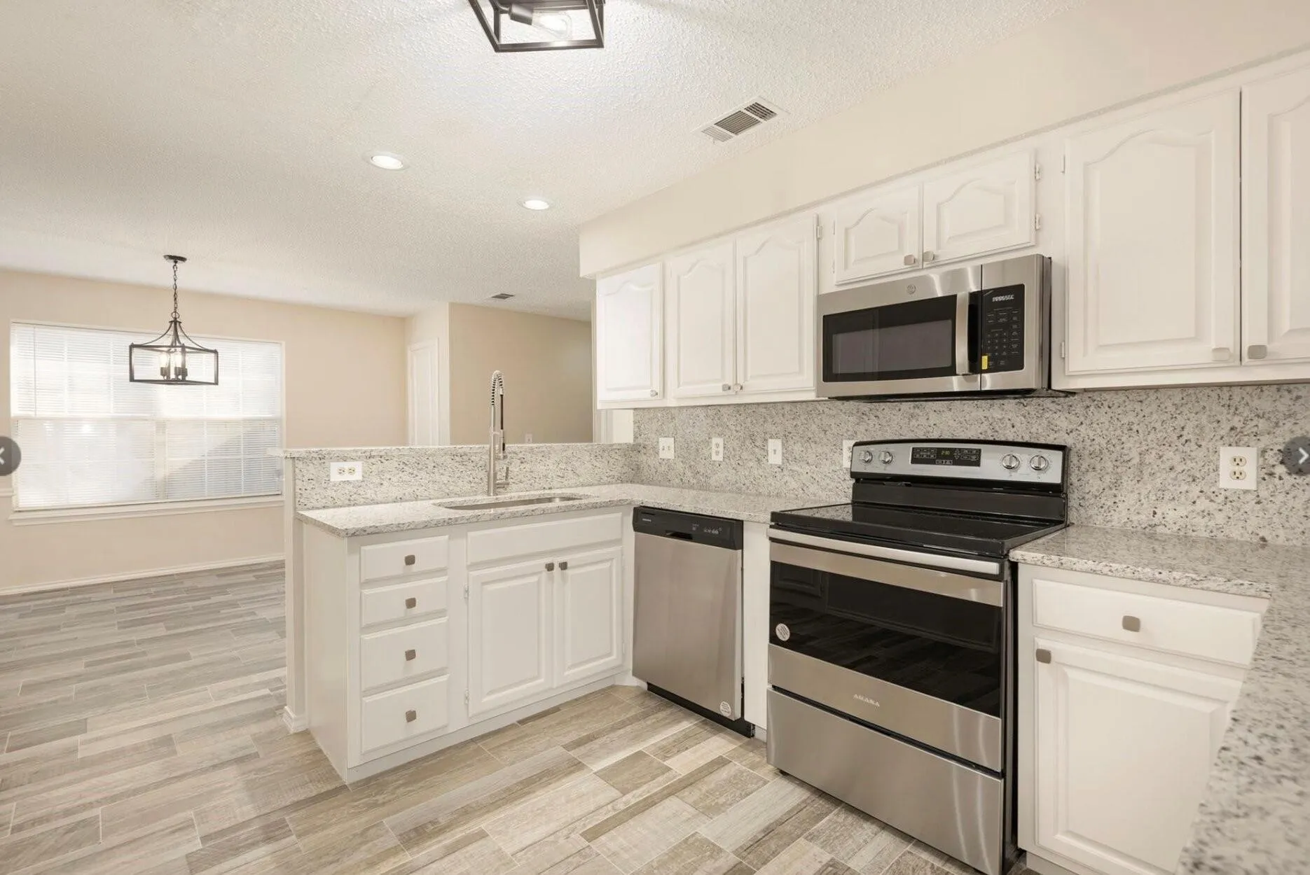 Townhouse For Rent in Collin County , 3600 Hilltop Lane, Plano, Texas 75023, 2 Bedroom, 2 Bathroom, 2 Garage spaces, 1,535 Sqft, built in 1985, mls#21405153, Real Estate Agent in Plano, Homes For Rent in Collin county, Homes For Rent in Plano, Realtor in Plano Texas, Real Estate Brokerage Independent Realty Texas, Luminita Cordes Realtor